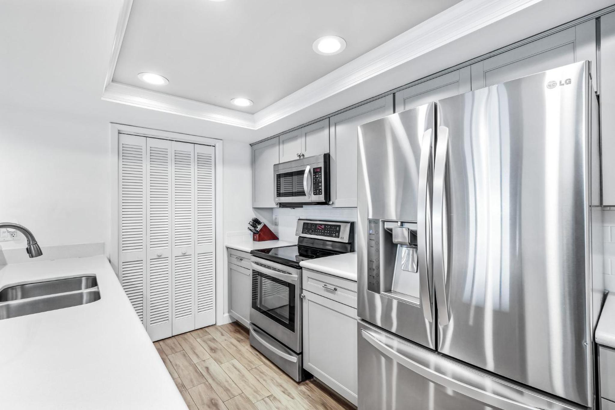 Direct Oceanfront Southeast Corner Condo, Large Balcony, Heated Pool, Garage Parking
