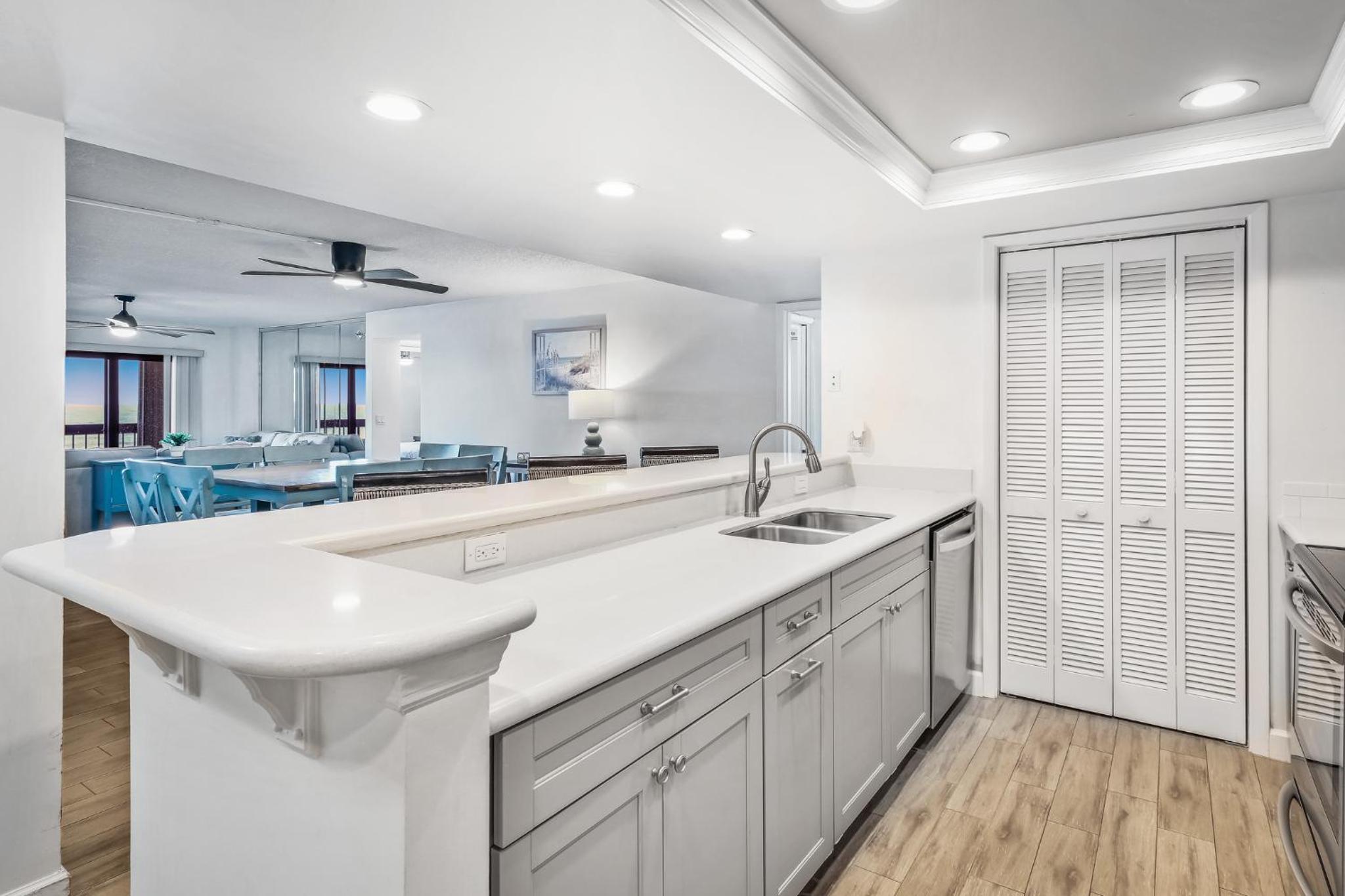 Direct Oceanfront Southeast Corner Condo, Large Balcony, Heated Pool, Garage Parking