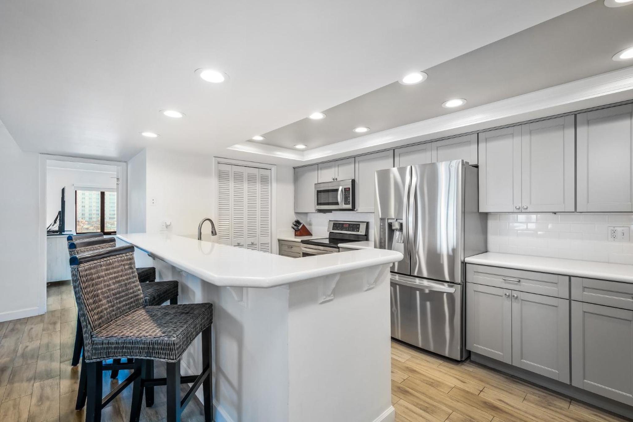 Direct Oceanfront Southeast Corner Condo, Large Balcony, Heated Pool, Garage Parking