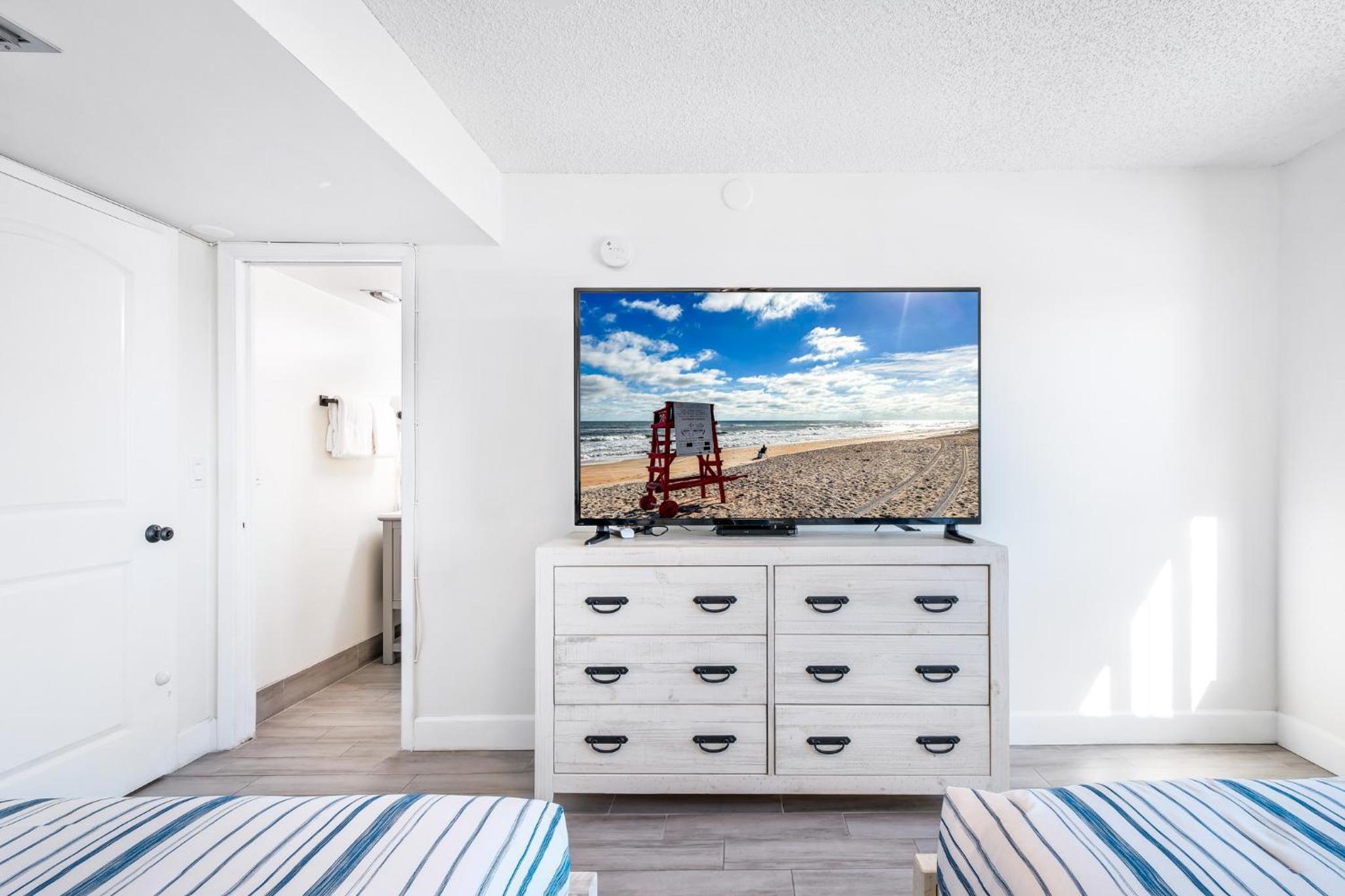 Direct Oceanfront Southeast Corner Condo, Large Balcony, Heated Pool, Garage Parking