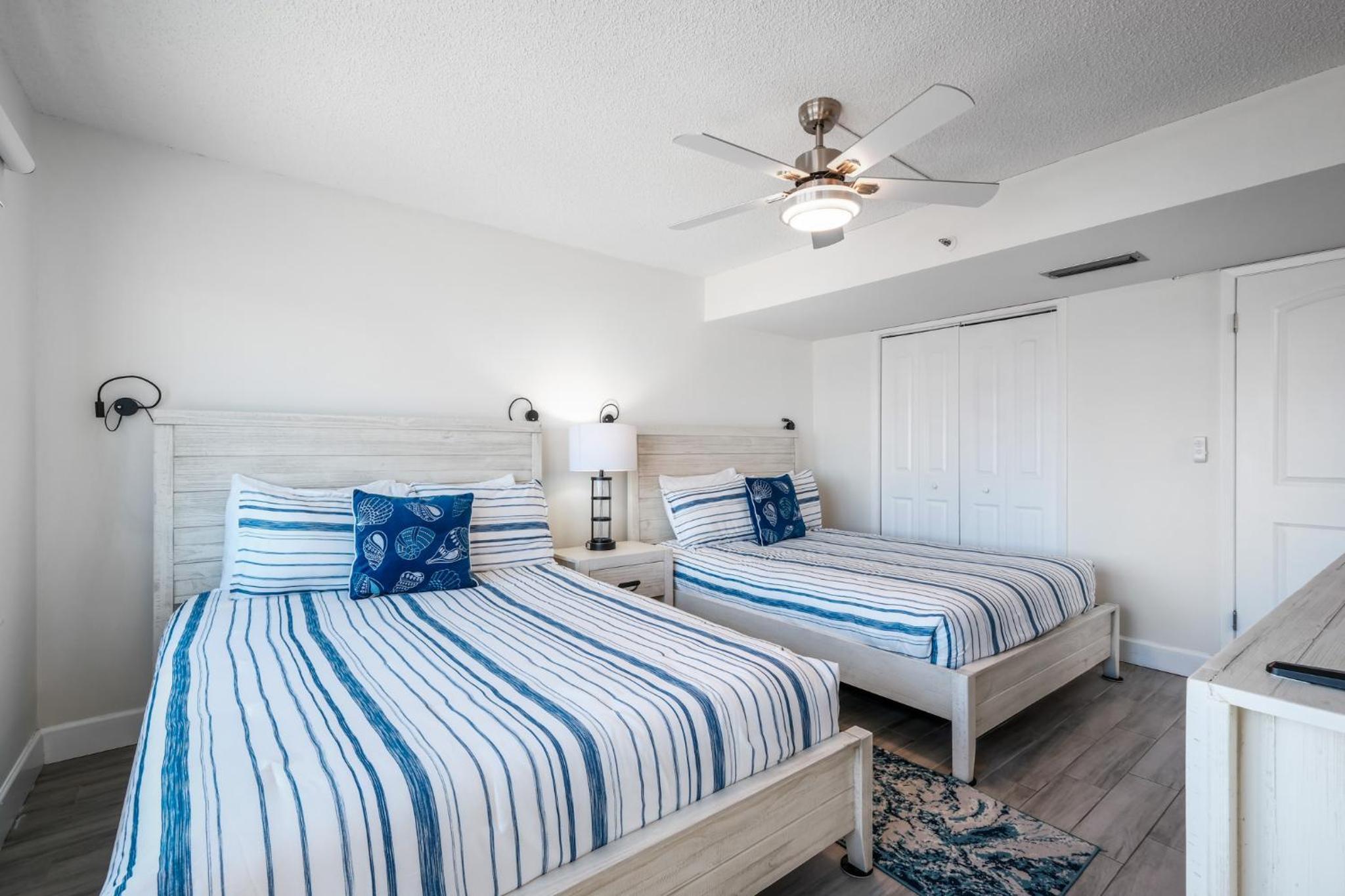Direct Oceanfront Southeast Corner Condo, Large Balcony, Heated Pool, Garage Parking