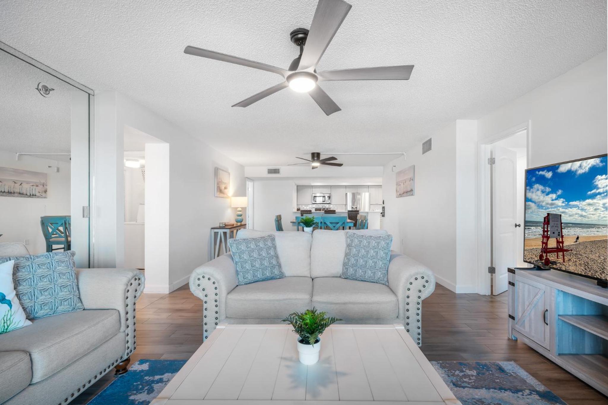 Direct Oceanfront Southeast Corner Condo, Large Balcony, Heated Pool, Garage Parking