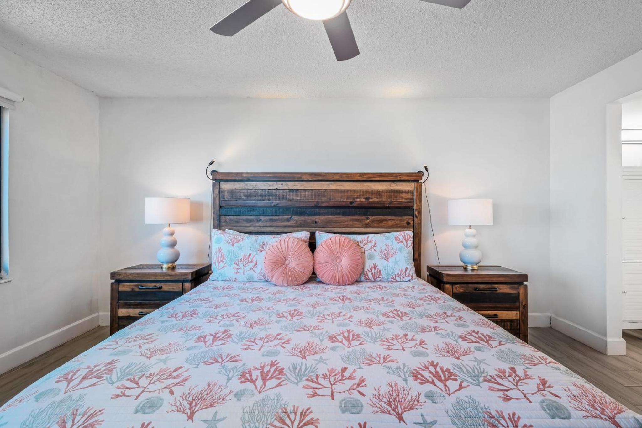 Direct Oceanfront Southeast Corner Condo, Large Balcony, Heated Pool, Garage Parking