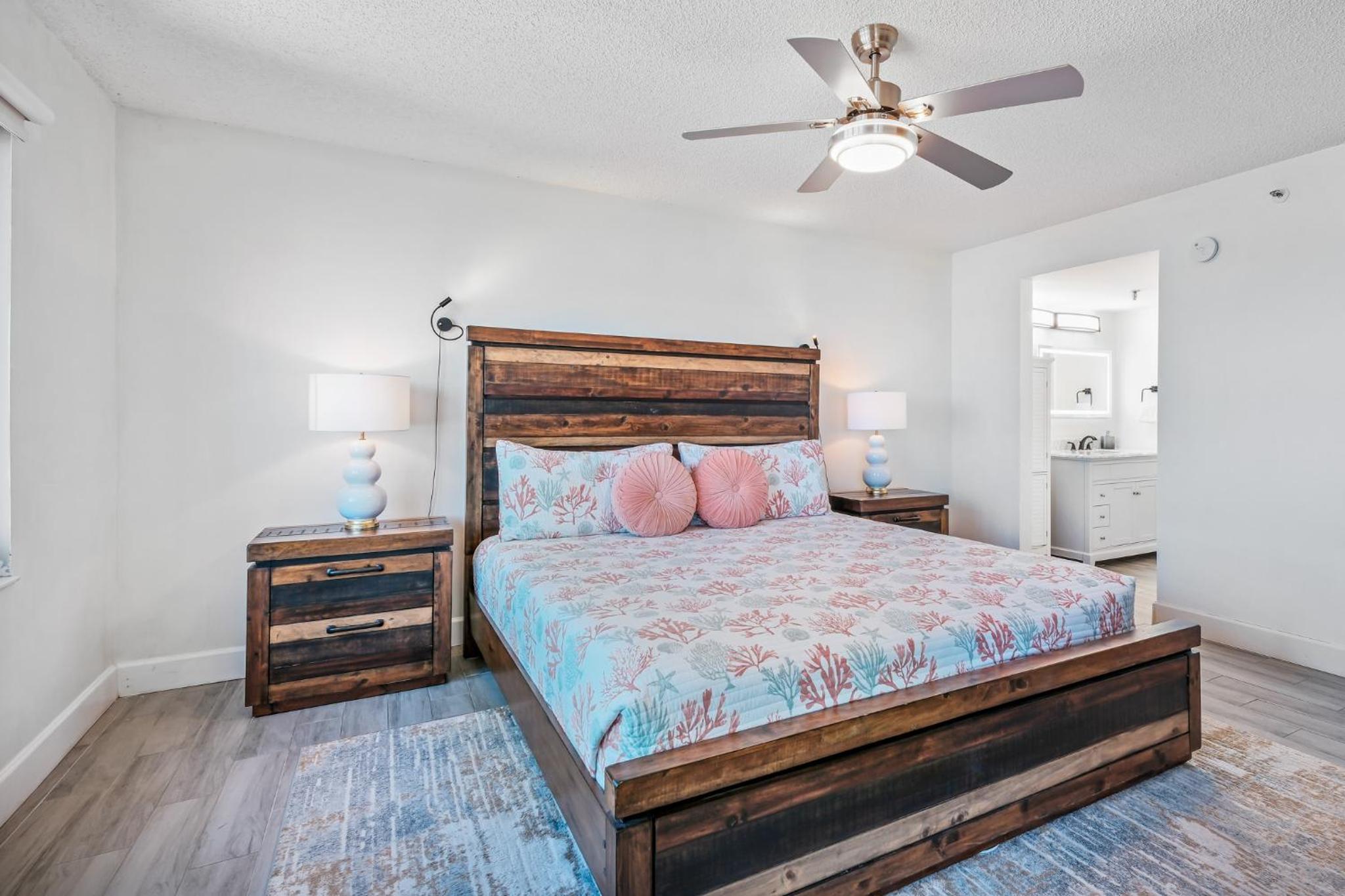 Direct Oceanfront Southeast Corner Condo, Large Balcony, Heated Pool, Garage Parking
