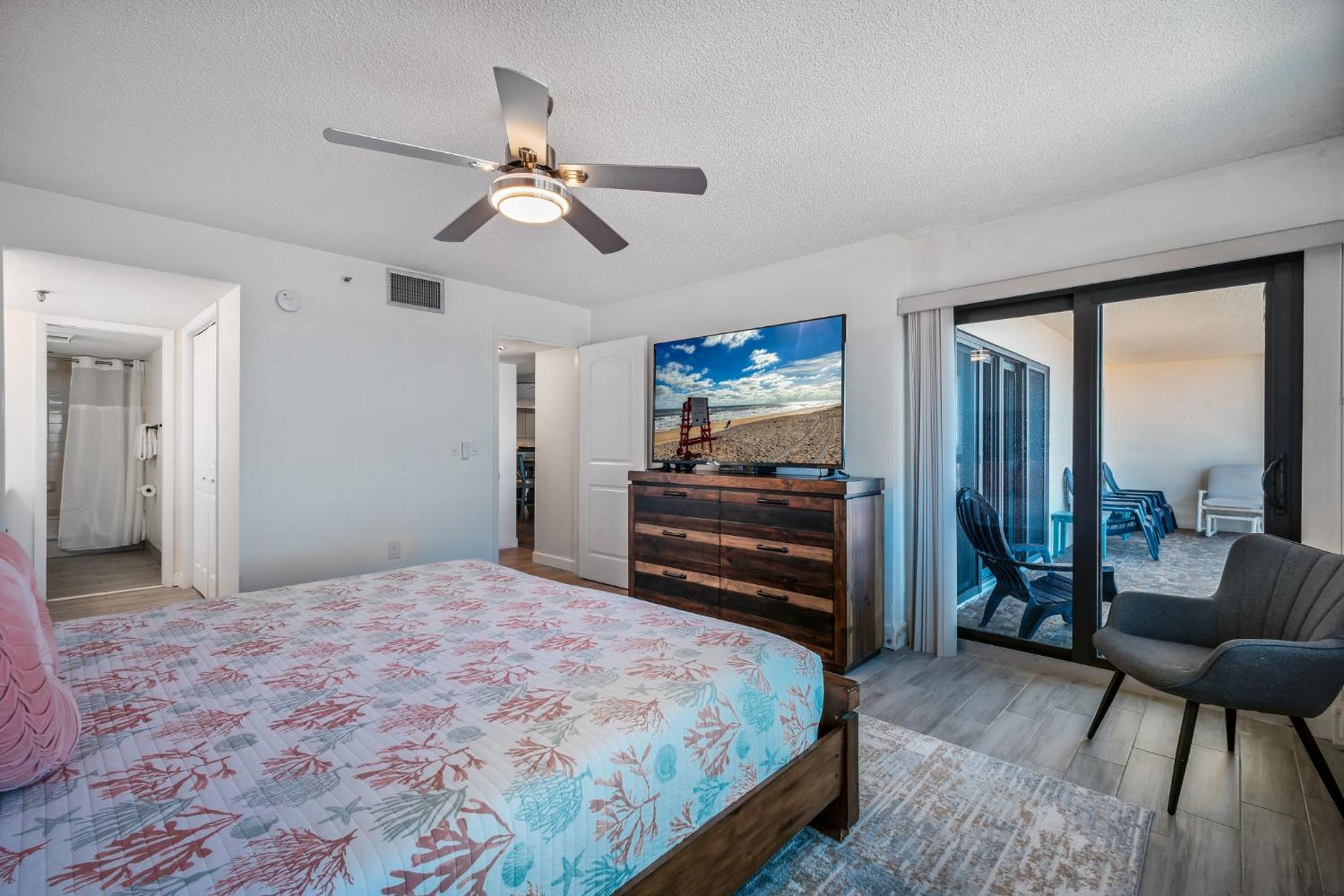 Direct Oceanfront Southeast Corner Condo, Large Balcony, Heated Pool, Garage Parking