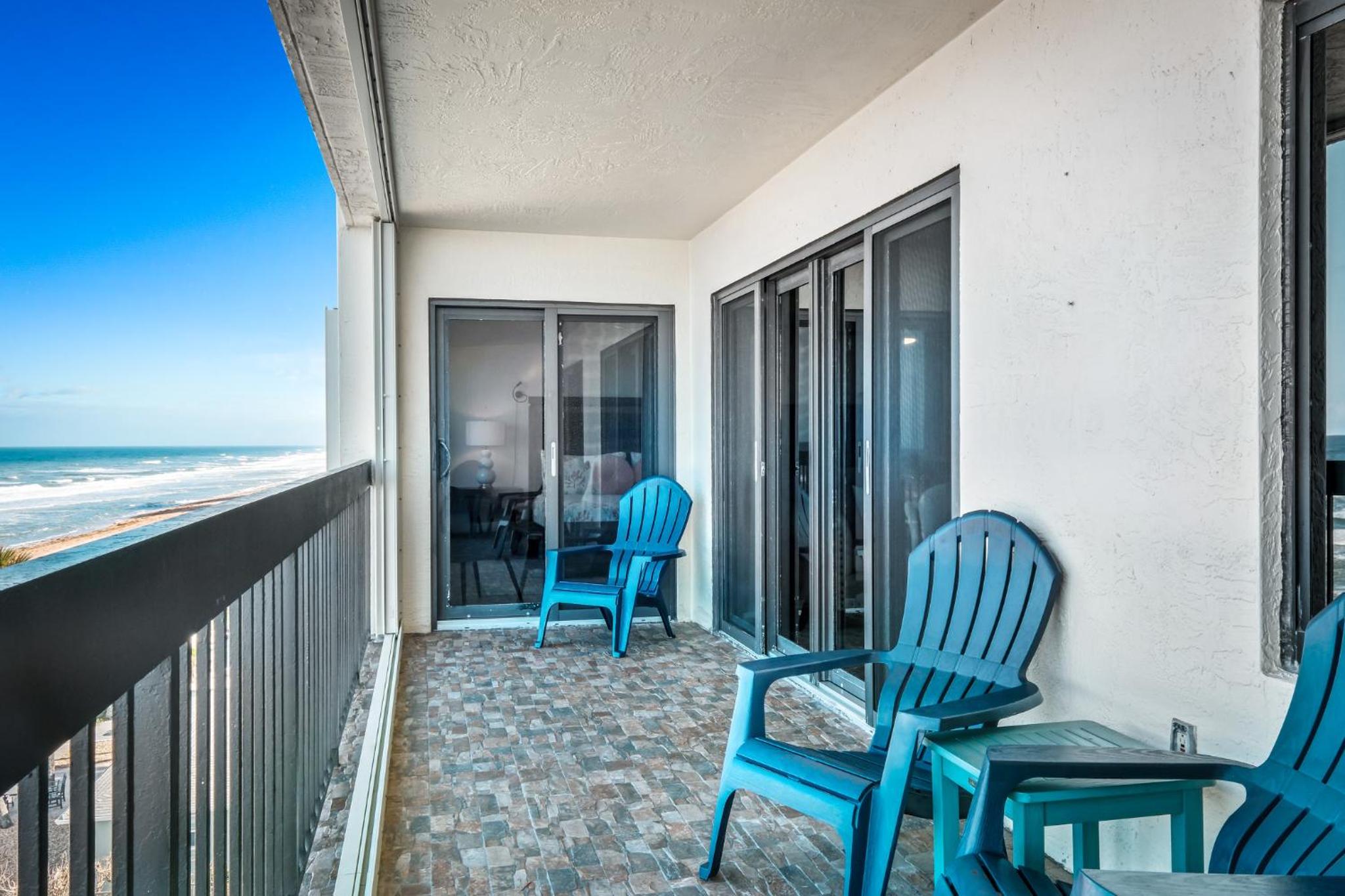 Direct Oceanfront Southeast Corner Condo, Large Balcony, Heated Pool, Garage Parking