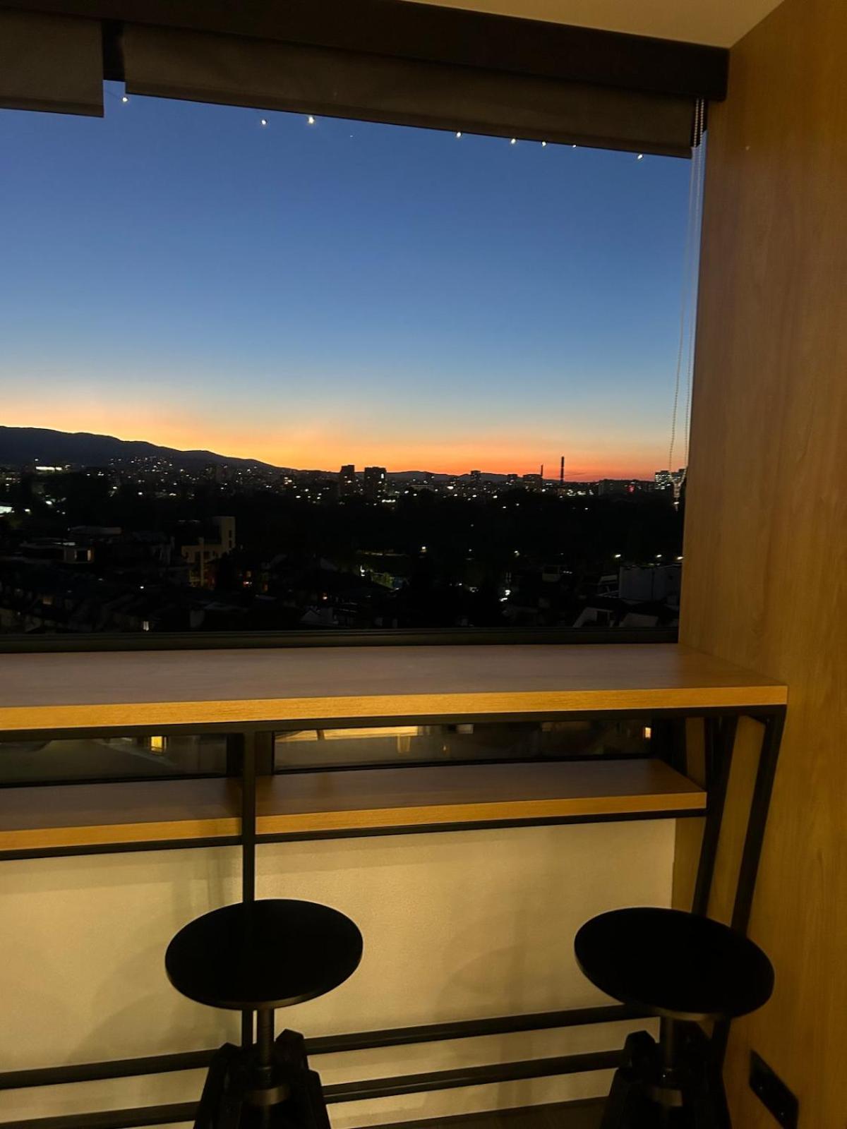 Blue Iris, 2BR, Stunning Views, Jacuzzi and Workspace