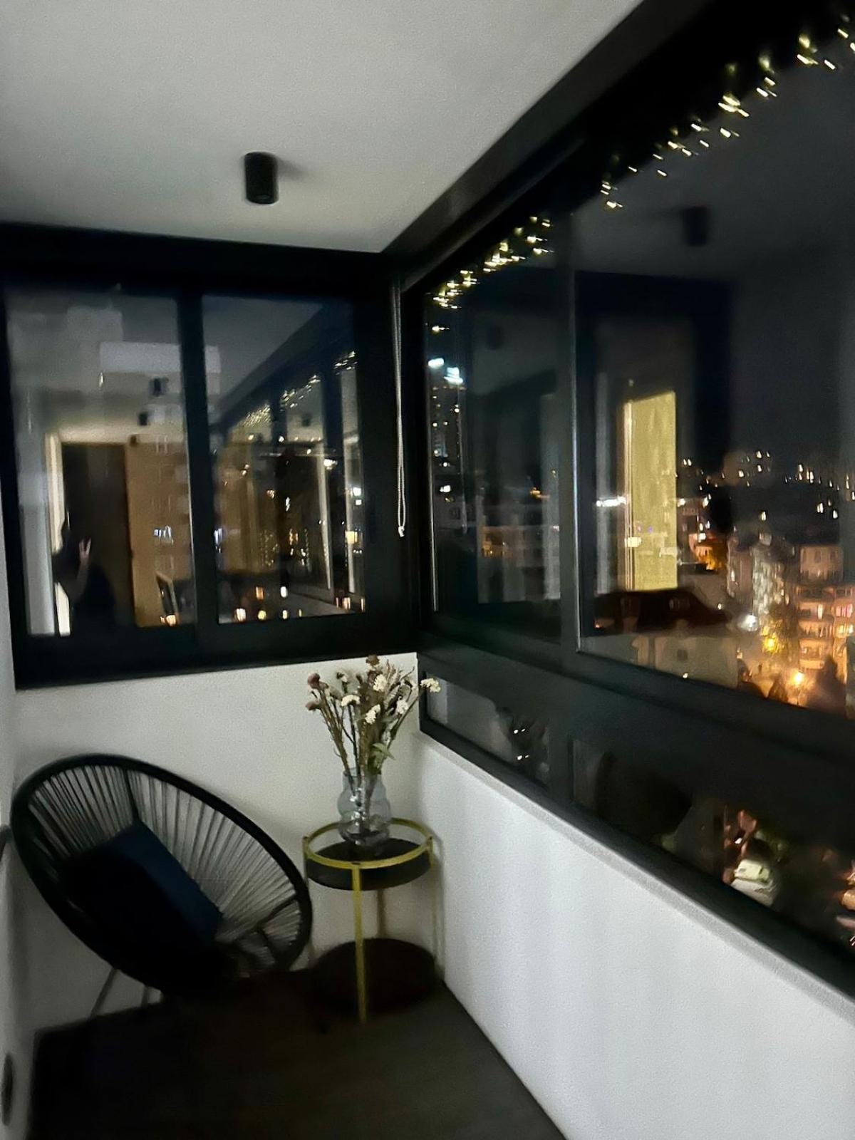 Blue Iris, 2BR, Stunning Views, Jacuzzi and Workspace