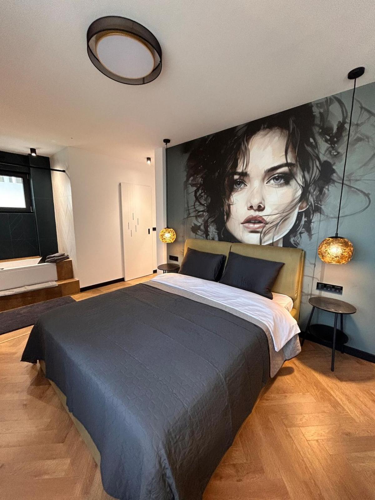 Blue Iris, 2BR, Stunning Views, Jacuzzi and Workspace