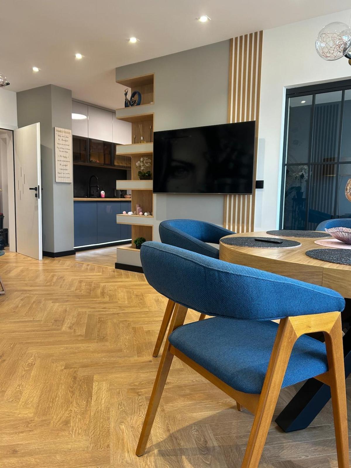 Blue Iris, 2BR, Stunning Views, Jacuzzi and Workspace