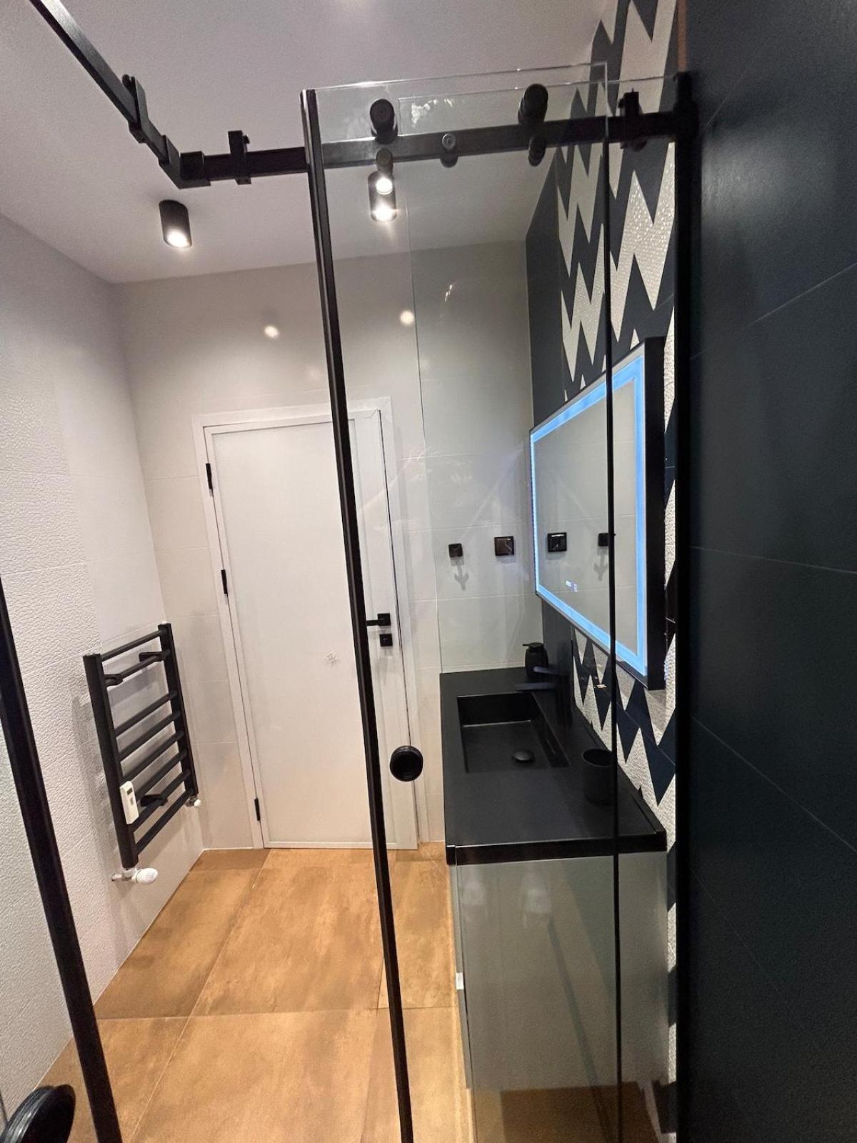 Blue Iris, 2BR, Stunning Views, Jacuzzi and Workspace