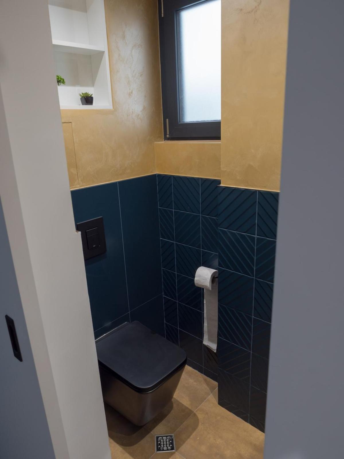 Blue Iris, 2BR, Stunning Views, Jacuzzi and Workspace