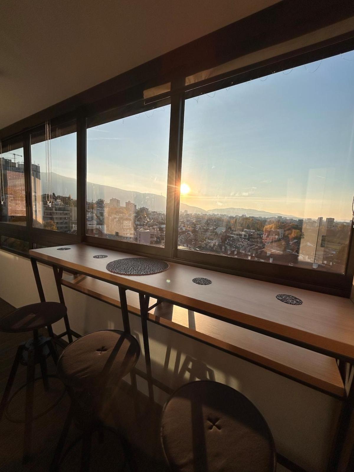 Blue Iris, 2BR, Stunning Views, Jacuzzi and Workspace