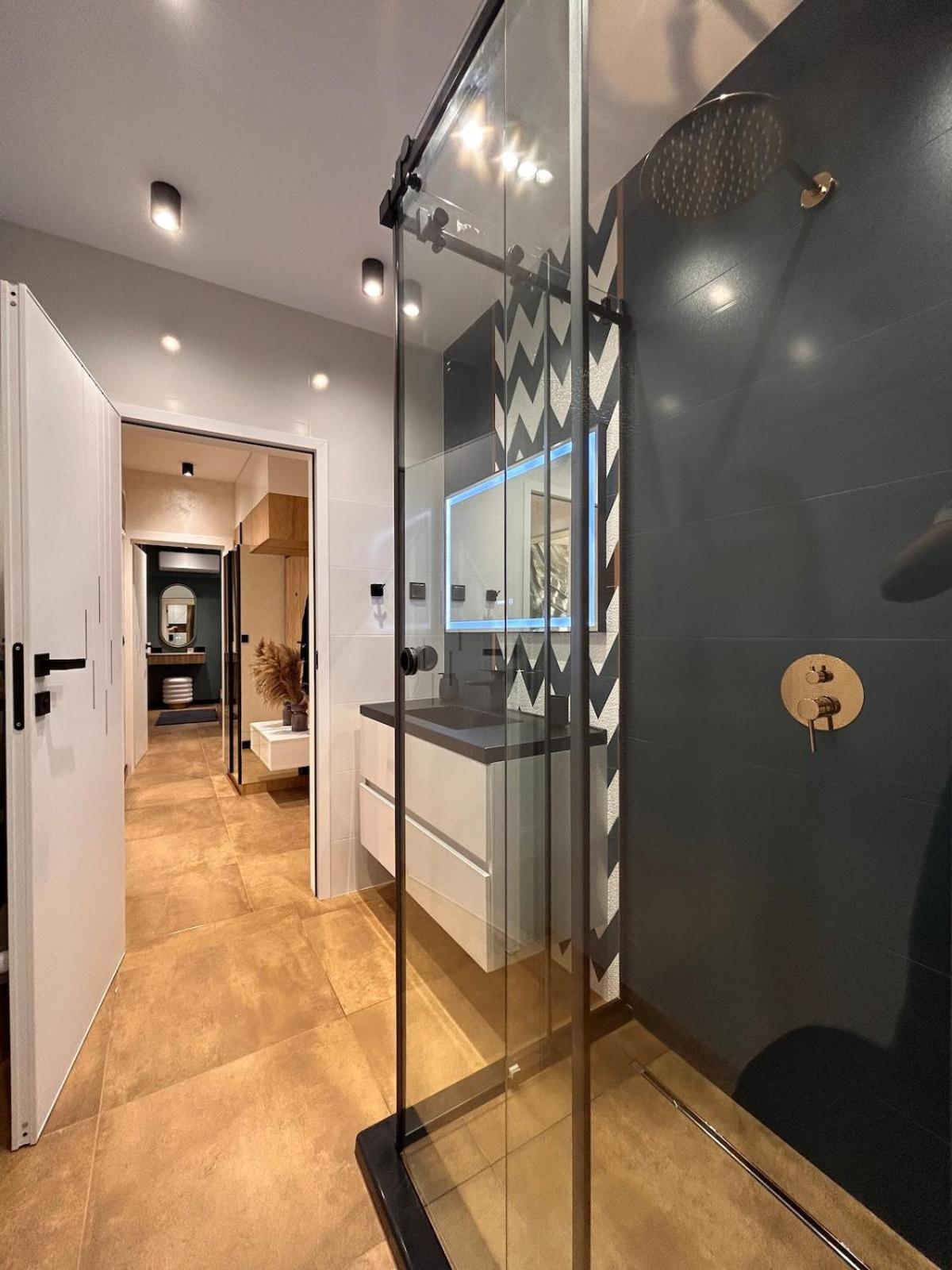 Blue Iris, 2BR, Stunning Views, Jacuzzi and Workspace