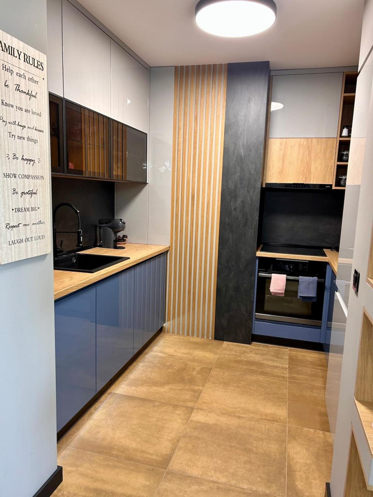 Blue Iris, 2BR, Stunning Views, Jacuzzi and Workspace