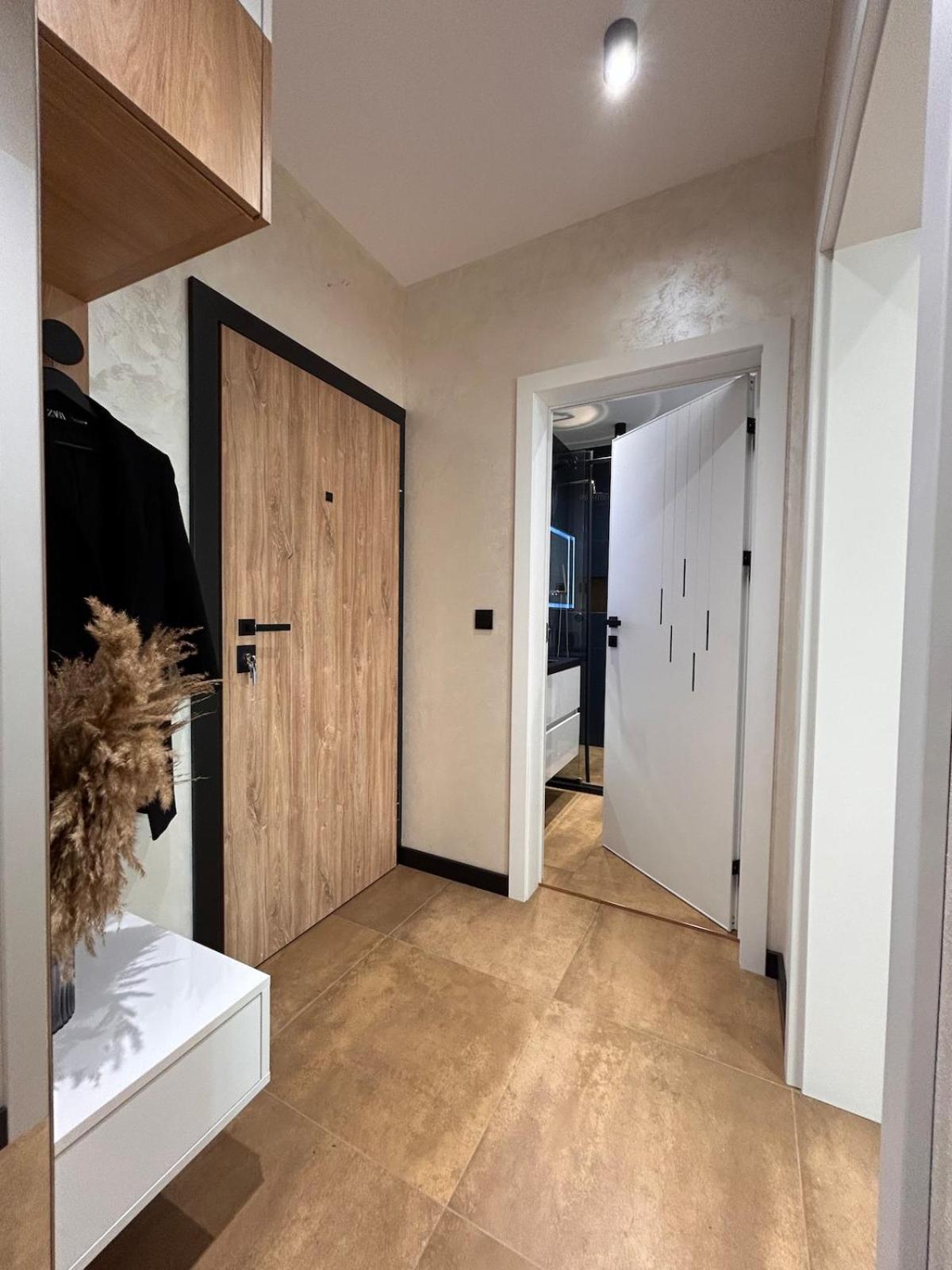 Blue Iris, 2BR, Stunning Views, Jacuzzi and Workspace