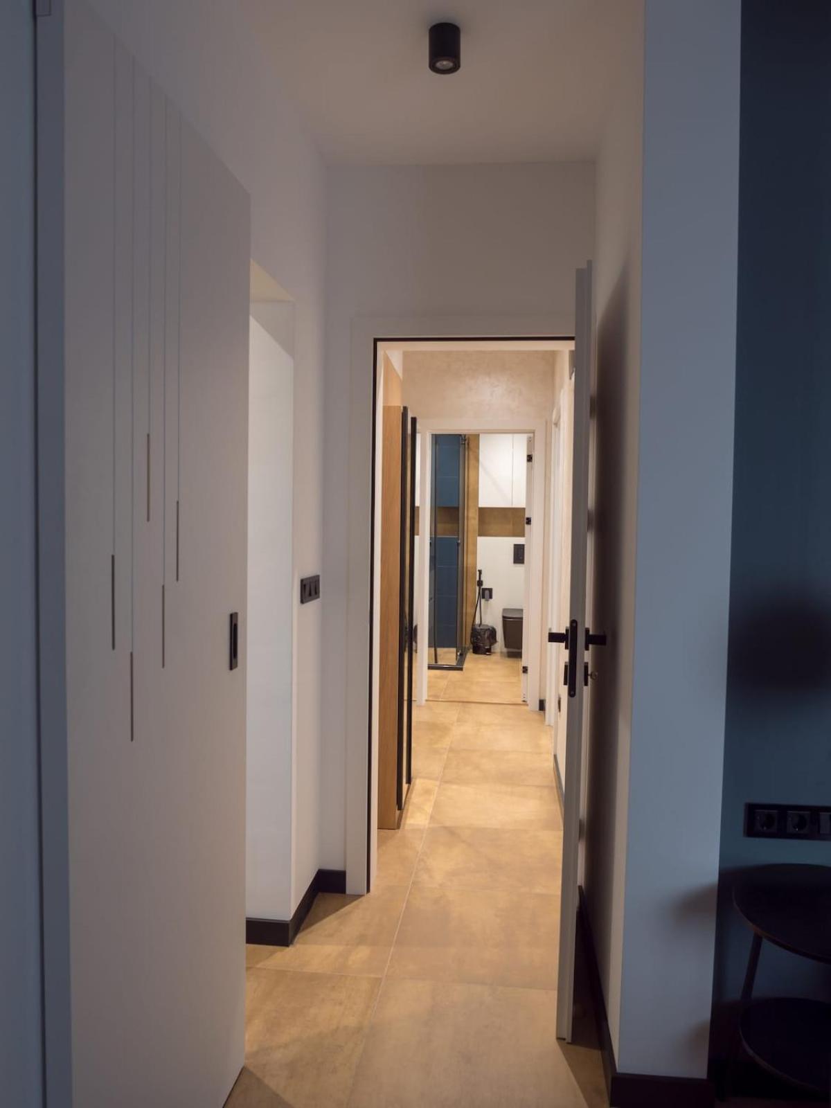 Blue Iris, 2BR, Stunning Views, Jacuzzi and Workspace
