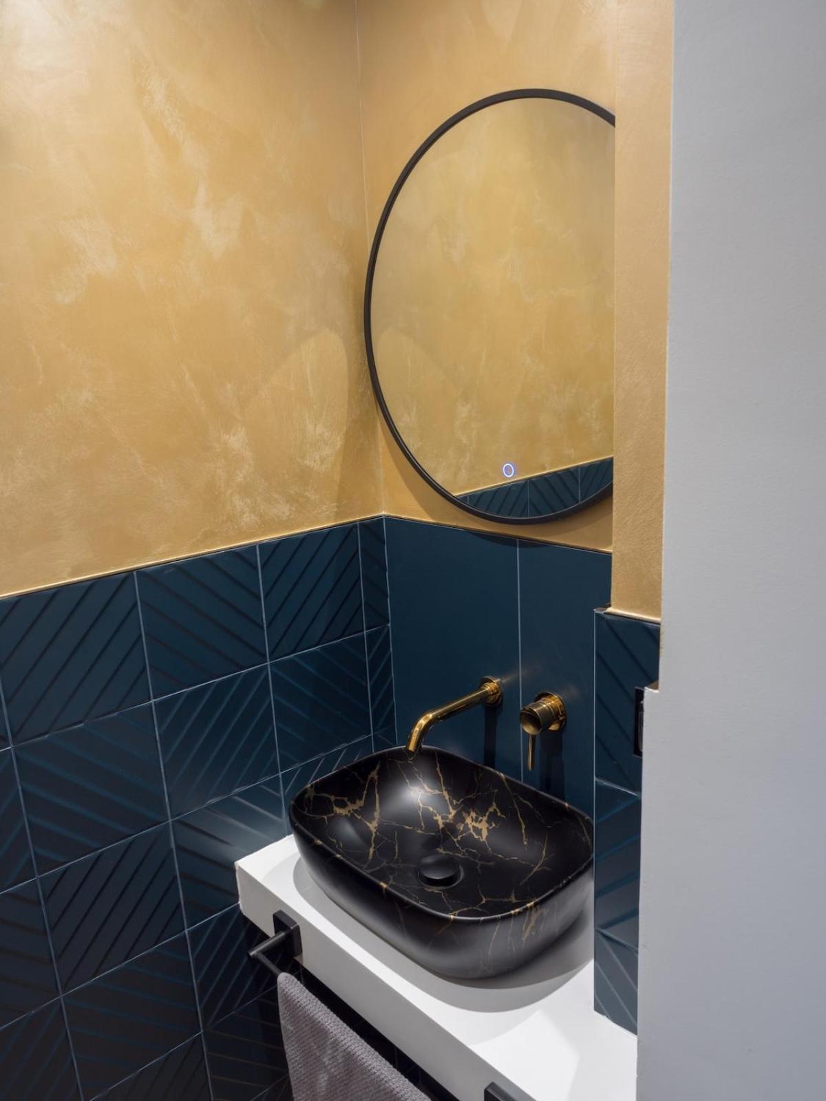 Blue Iris, 2BR, Stunning Views, Jacuzzi and Workspace