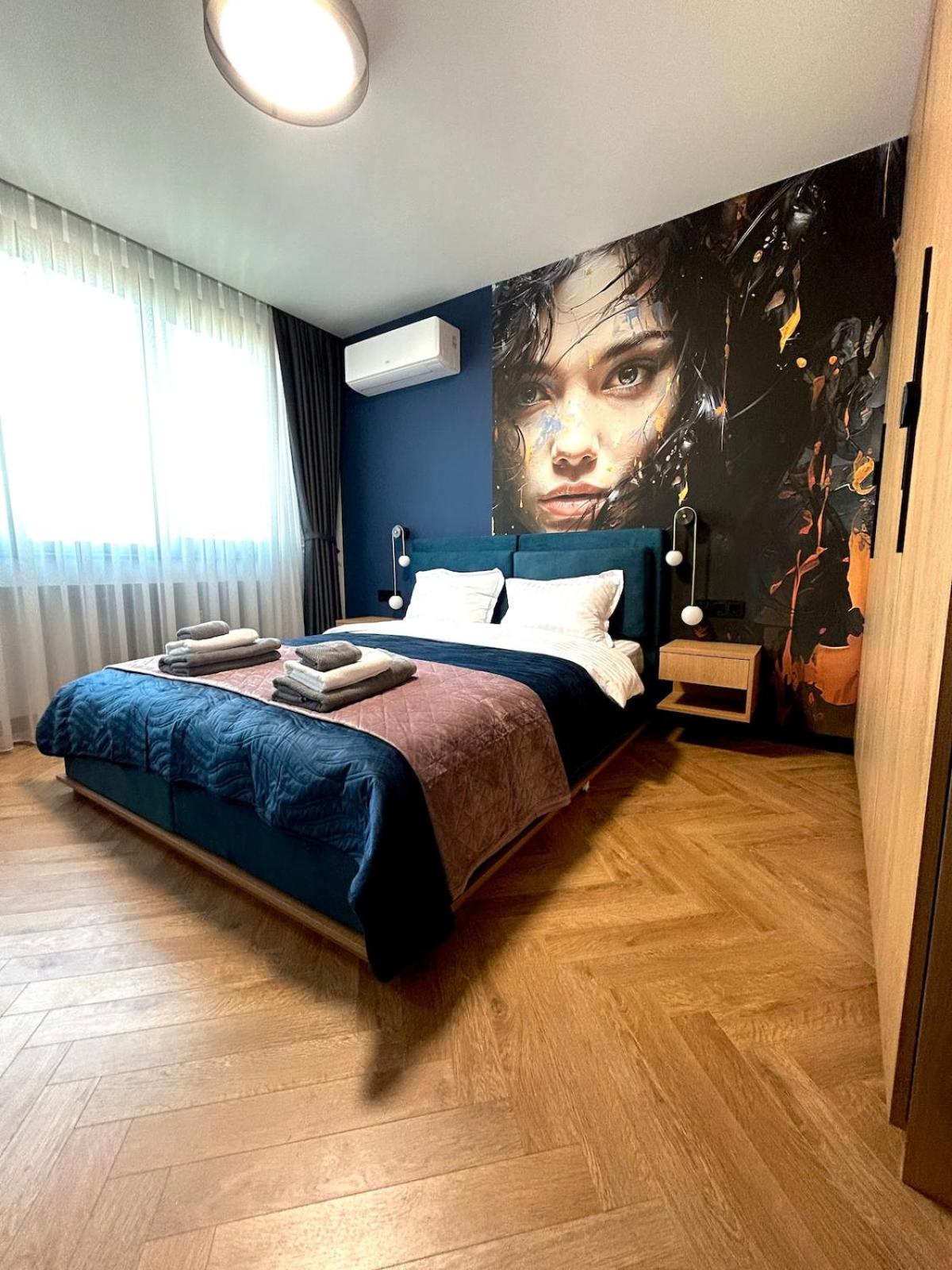Blue Iris, 2BR, Stunning Views, Jacuzzi and Workspace