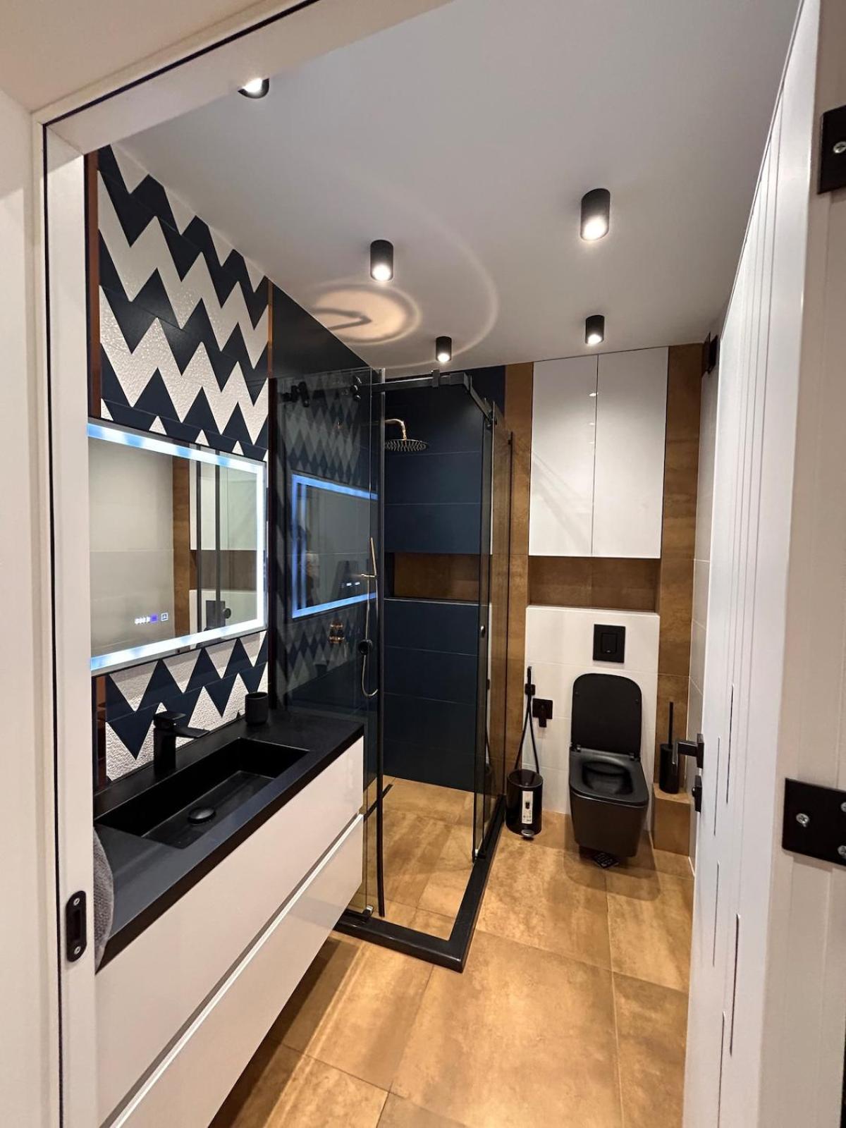 Blue Iris, 2BR, Stunning Views, Jacuzzi and Workspace