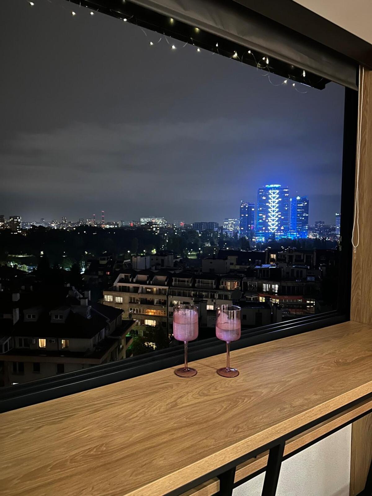 Blue Iris, 2BR, Stunning Views, Jacuzzi and Workspace