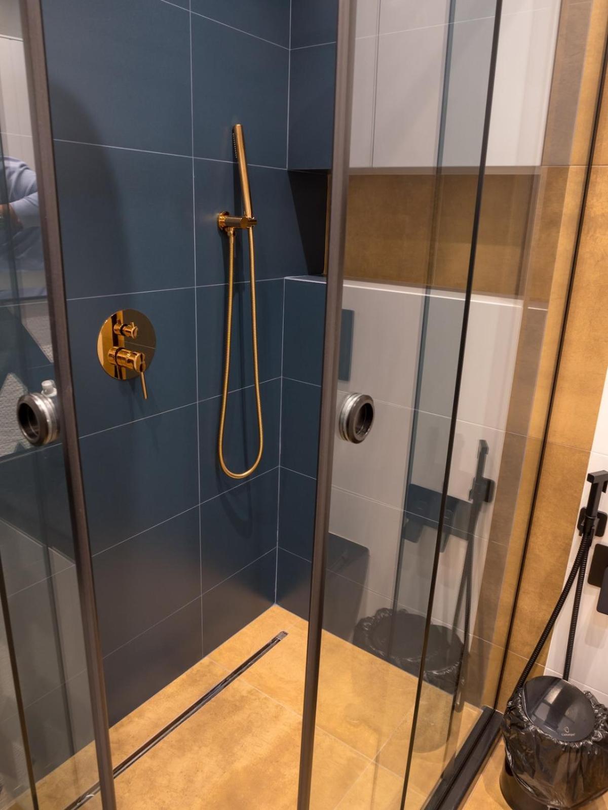 Blue Iris, 2BR, Stunning Views, Jacuzzi and Workspace