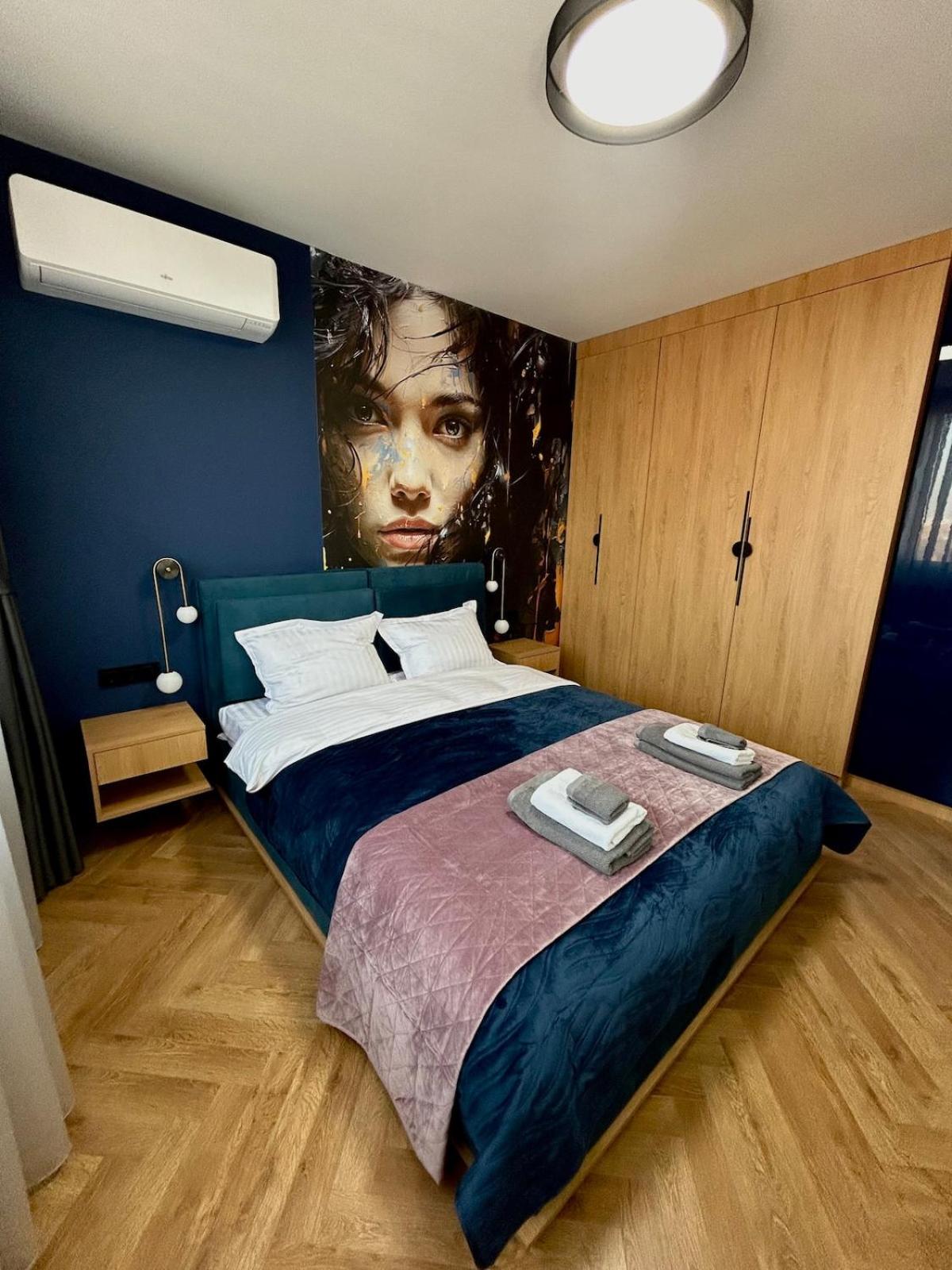 Blue Iris, 2BR, Stunning Views, Jacuzzi and Workspace
