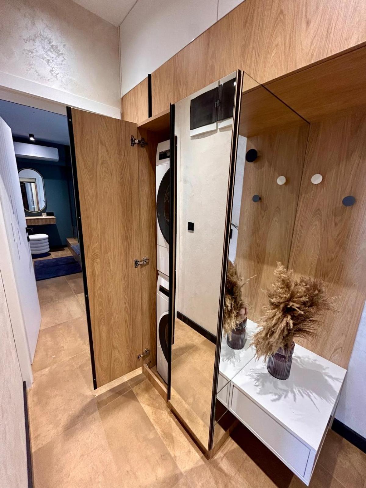 Blue Iris, 2BR, Stunning Views, Jacuzzi and Workspace