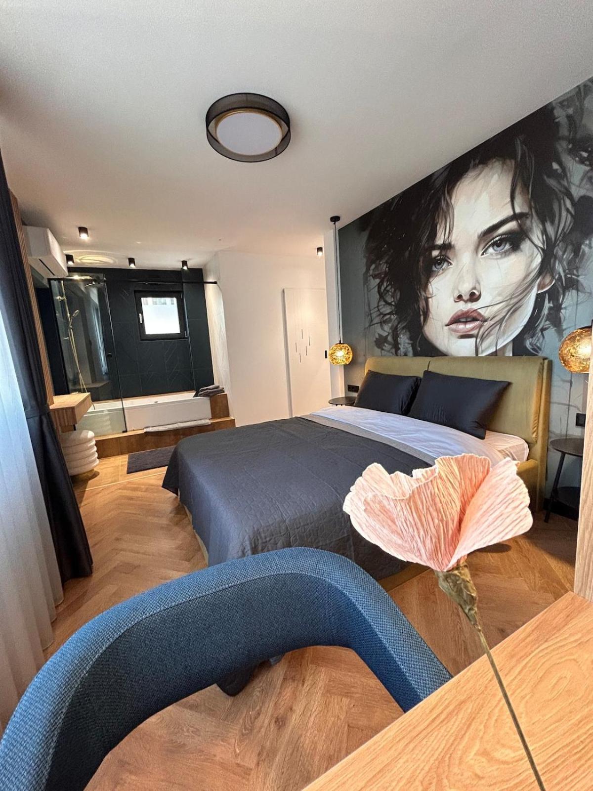 Blue Iris, 2BR, Stunning Views, Jacuzzi and Workspace