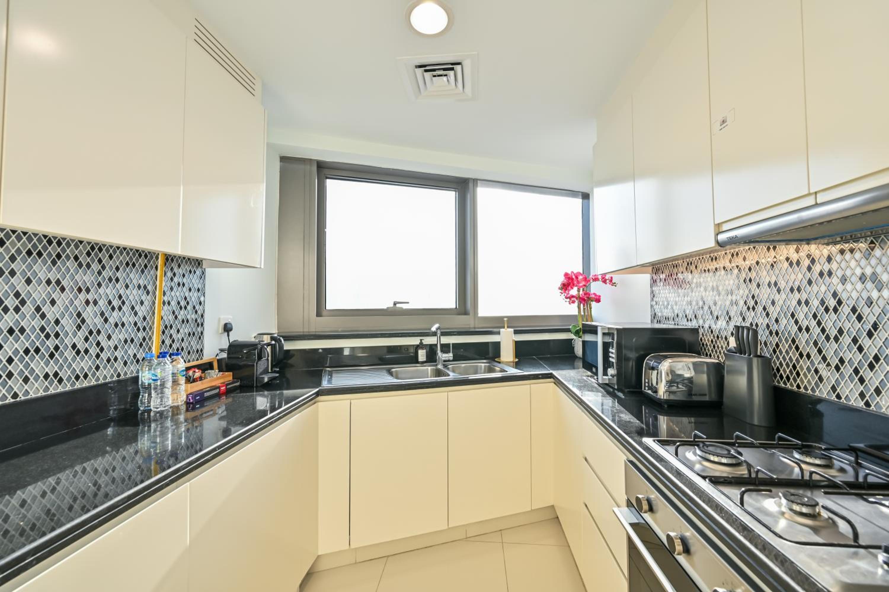 New Luxury SeaView 2Bed - Spectacular Rooftop Infinity Pool, Bar & Burj Views!
