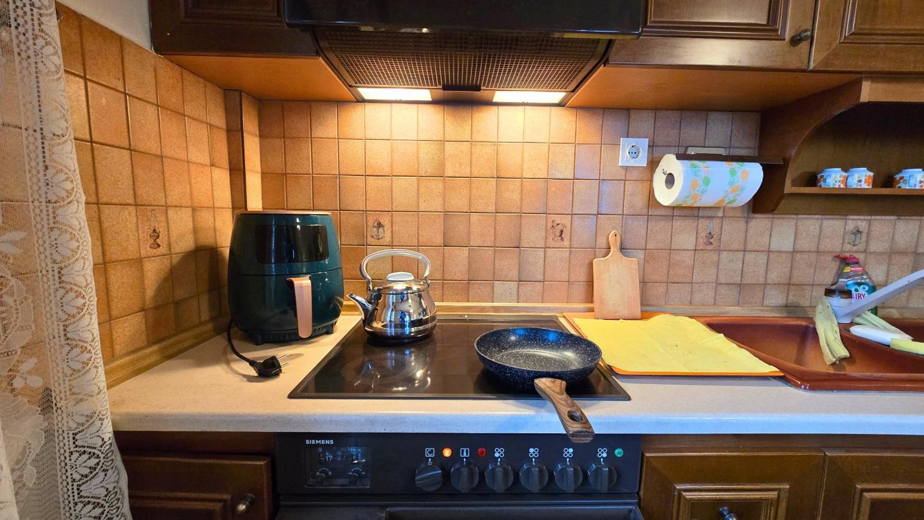 Family-friendly apartment in a village house with 4K NETFLIX and Fast Internet, 30 mins away from Thessaloniki