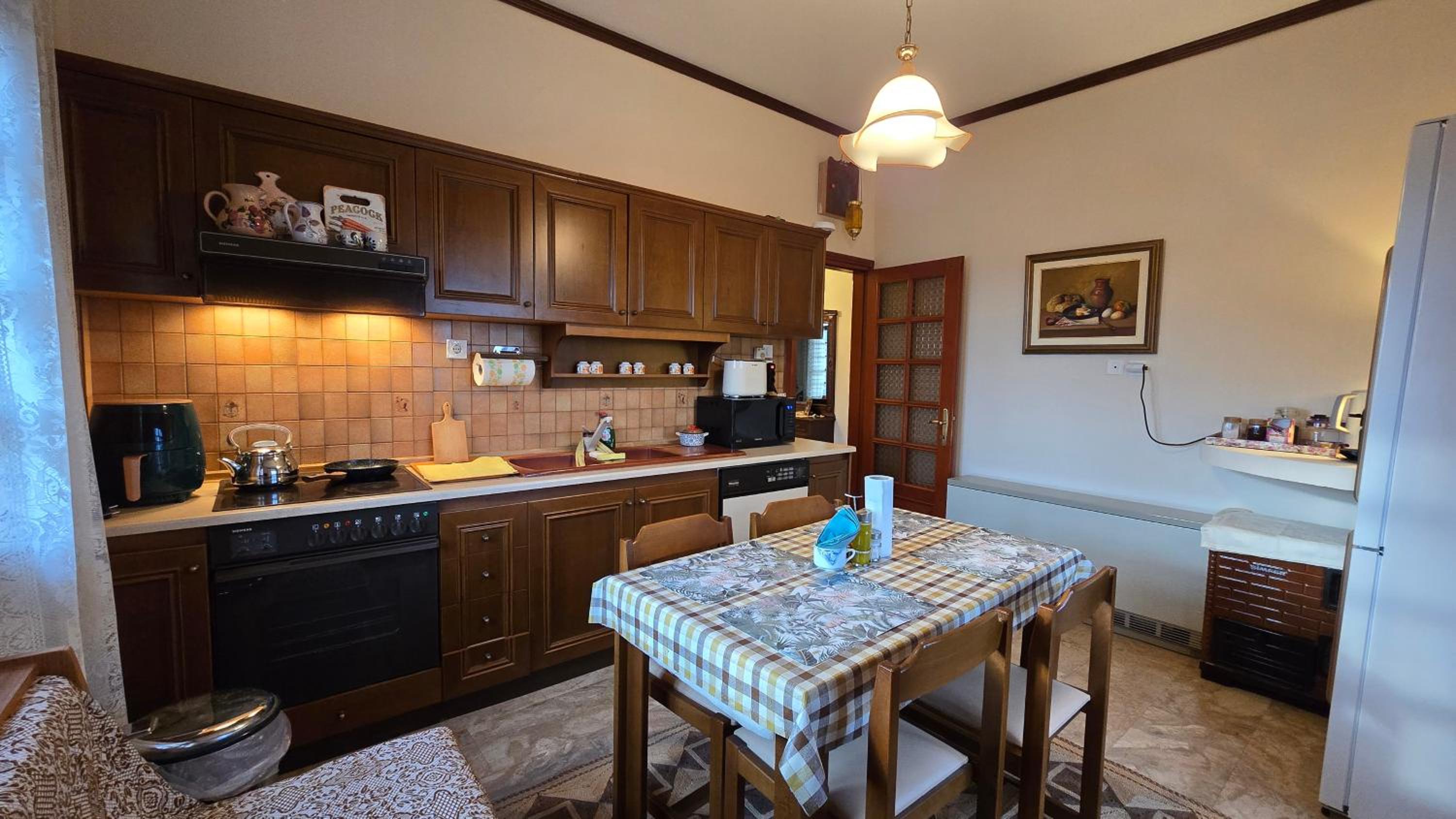 Family-friendly apartment in a village house with 4K NETFLIX and Fast Internet, 30 mins away from Thessaloniki