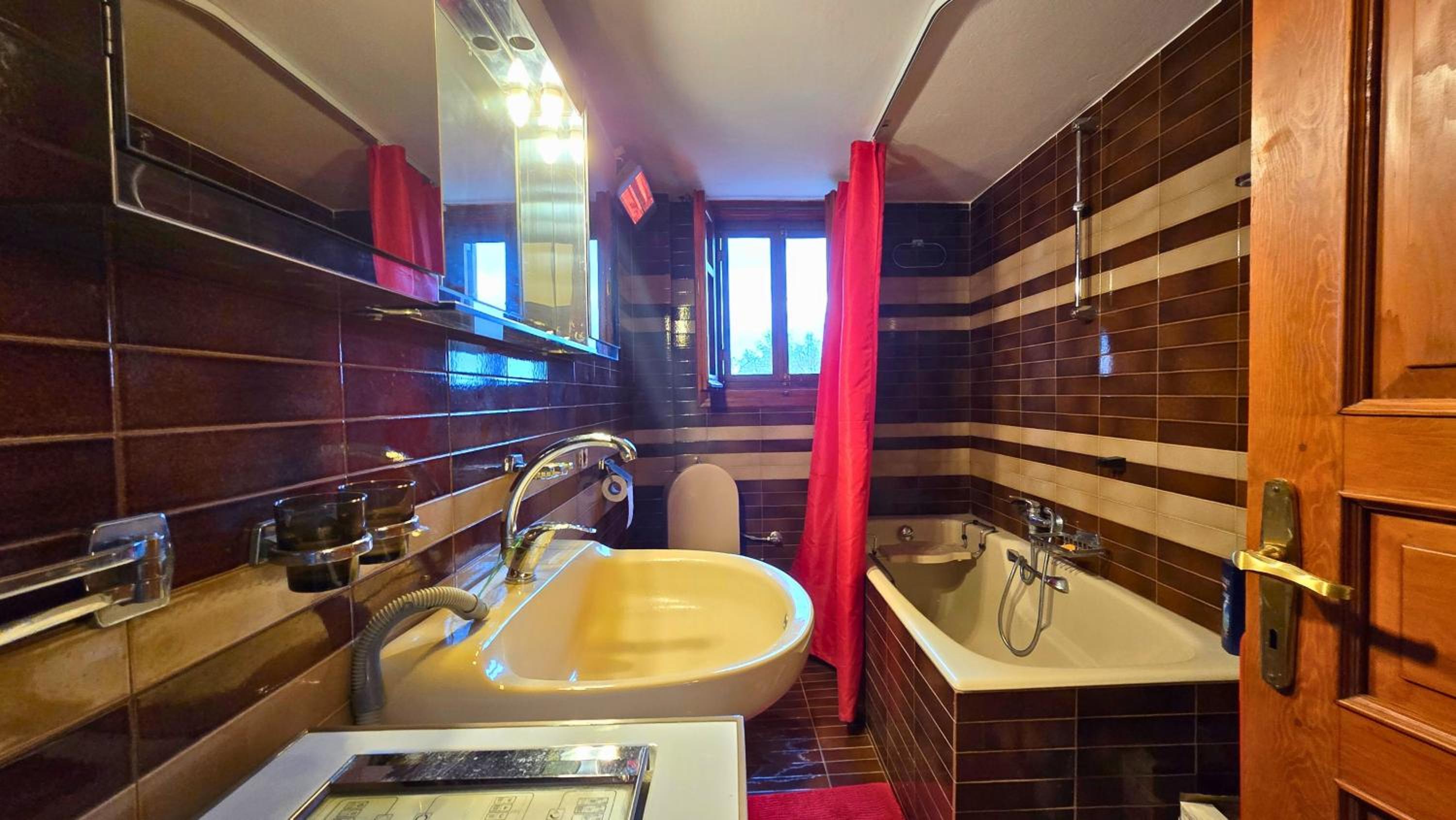 Family-friendly apartment in a village house with 4K NETFLIX and Fast Internet, 30 mins away from Thessaloniki