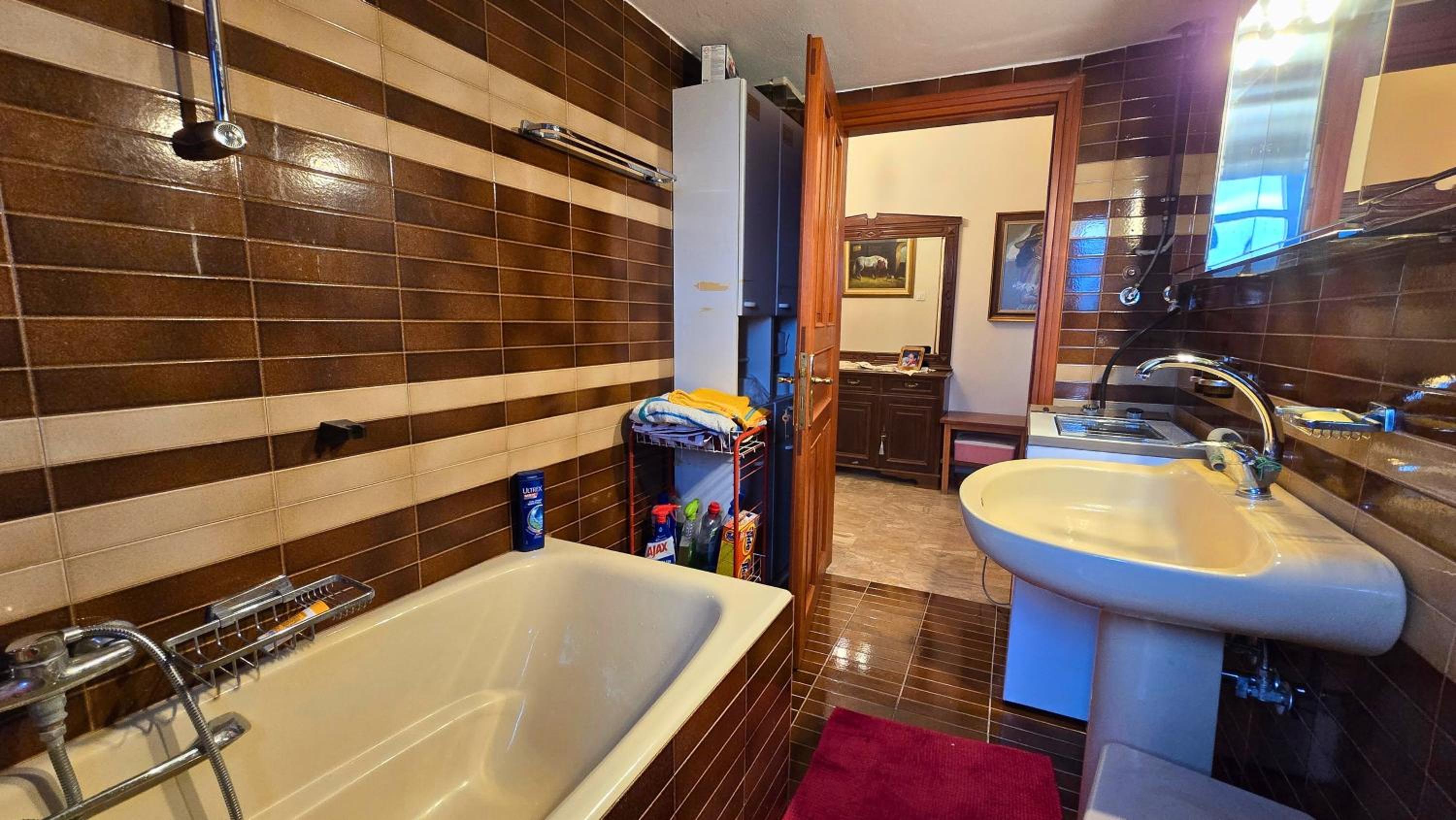 Family-friendly apartment in a village house with 4K NETFLIX and Fast Internet, 30 mins away from Thessaloniki