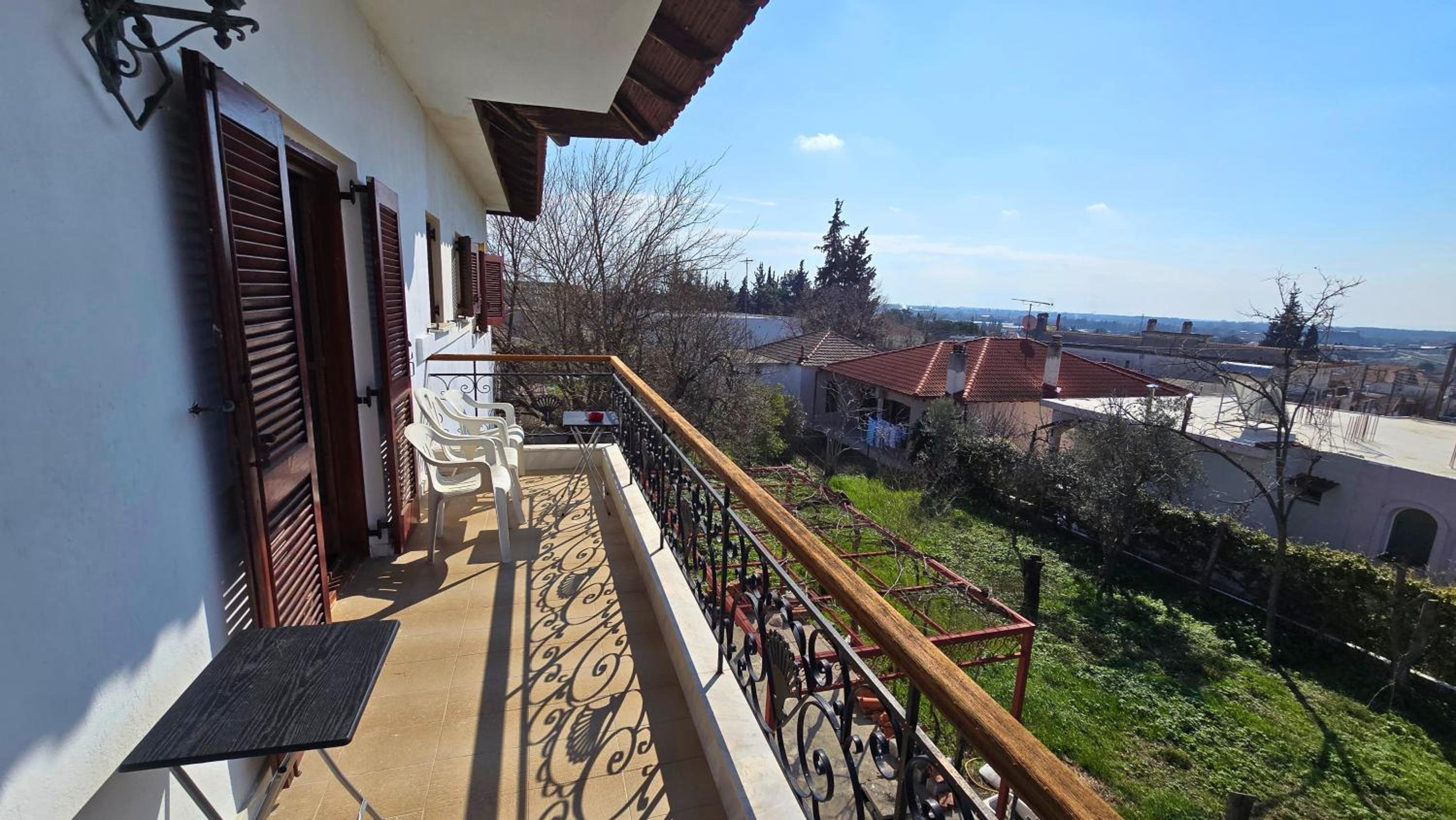 Family-friendly apartment in a village house with 4K NETFLIX and Fast Internet, 30 mins away from Thessaloniki