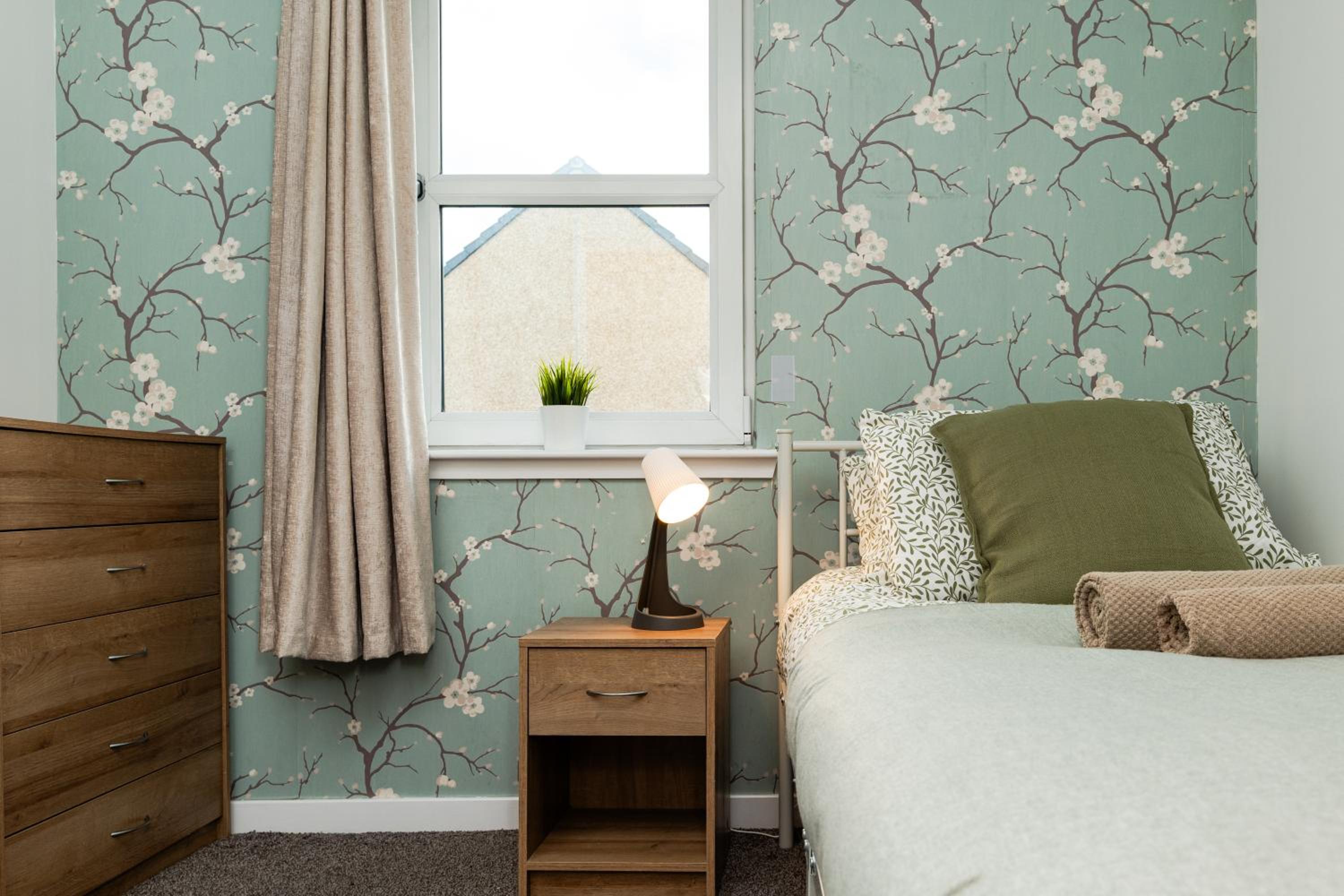 3 Bedroom House - Free Parking- by Holiday homes
