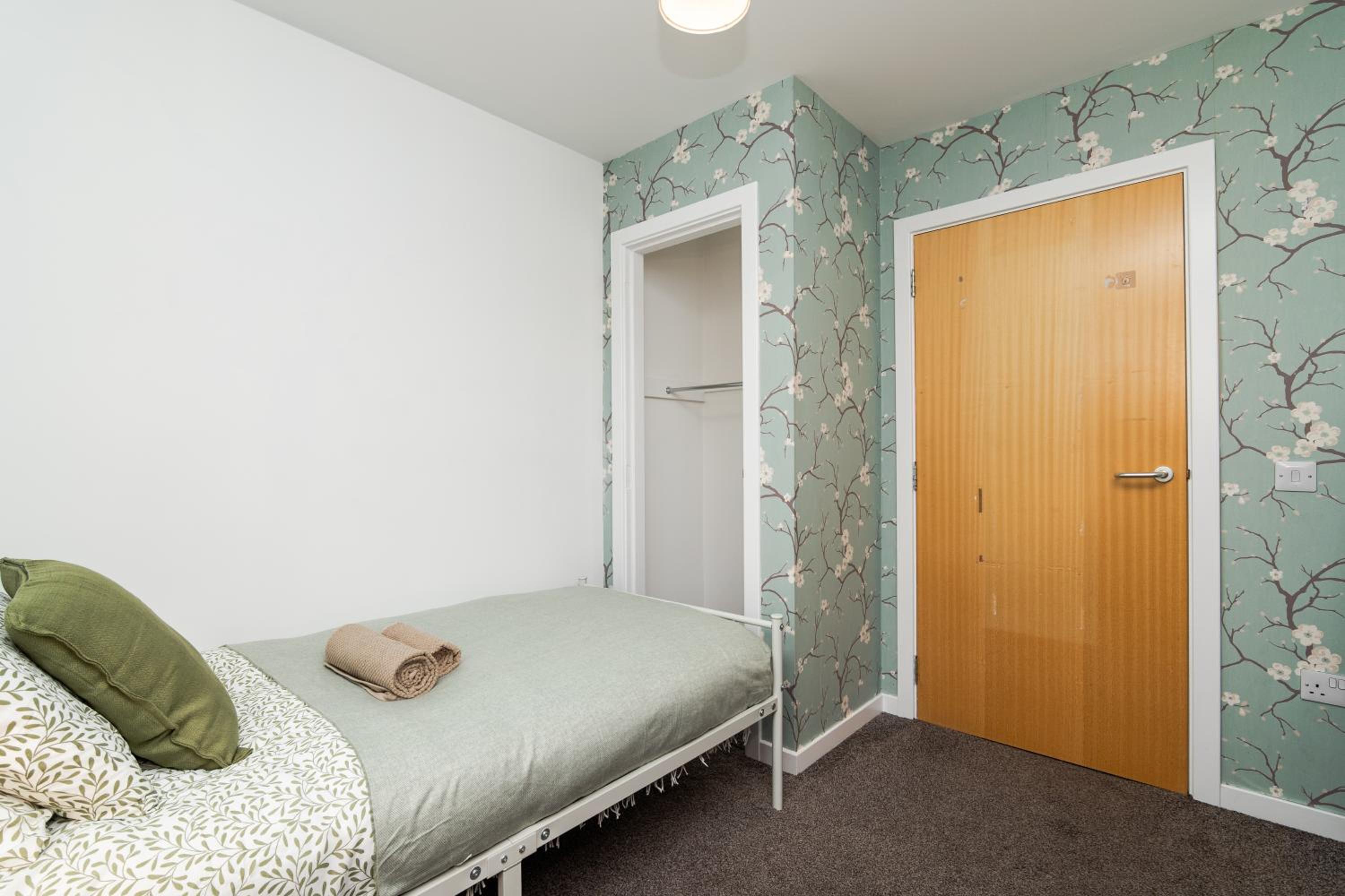 3 Bedroom House - Free Parking- by Holiday homes