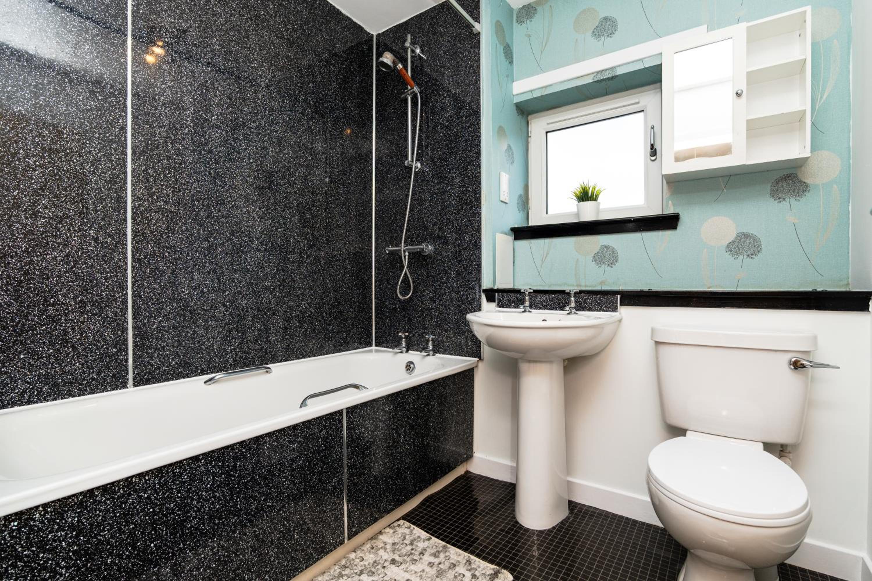 3 Bedroom House - Free Parking- by Holiday homes