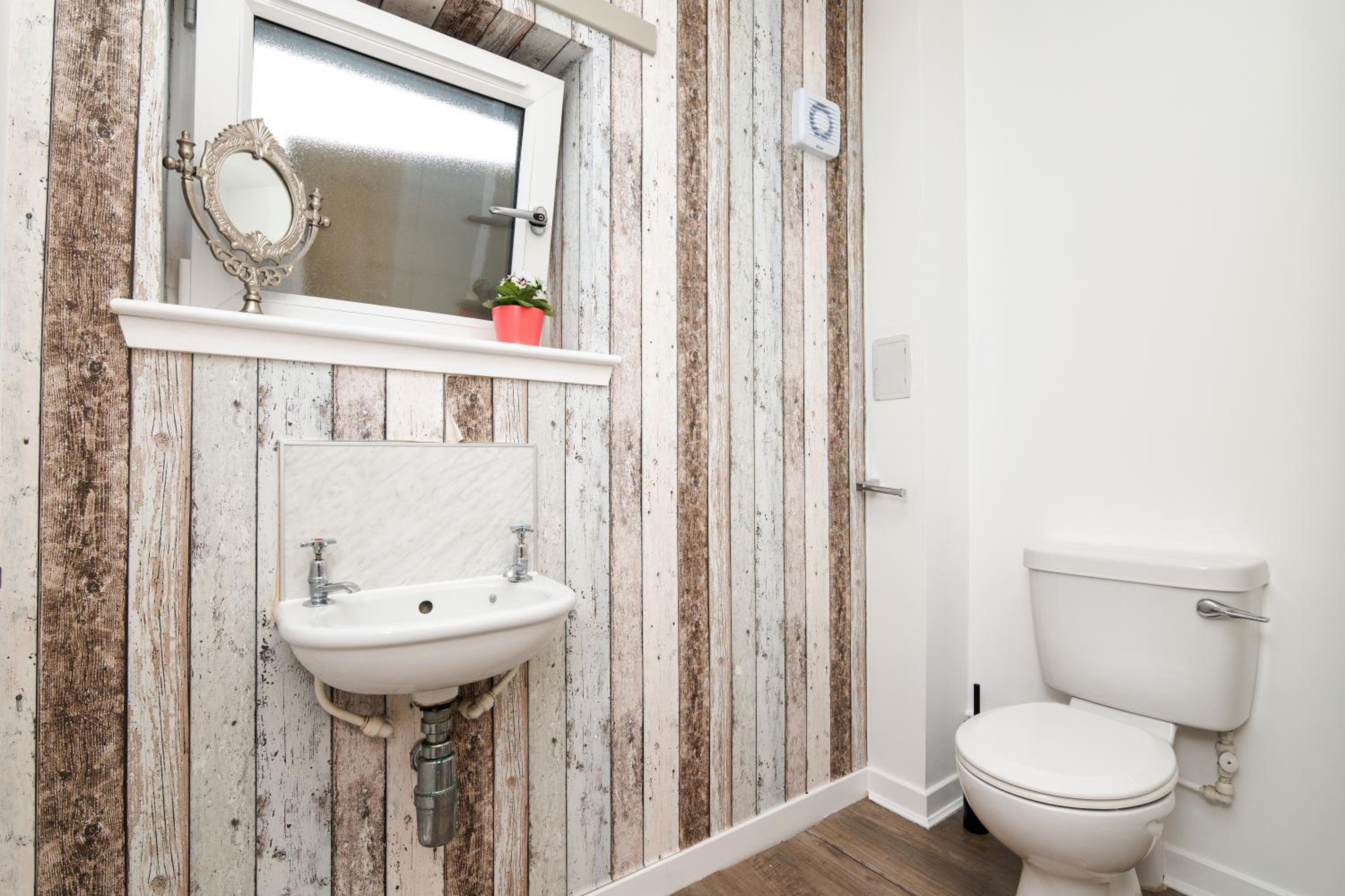 3 Bedroom House - Free Parking- by Holiday homes