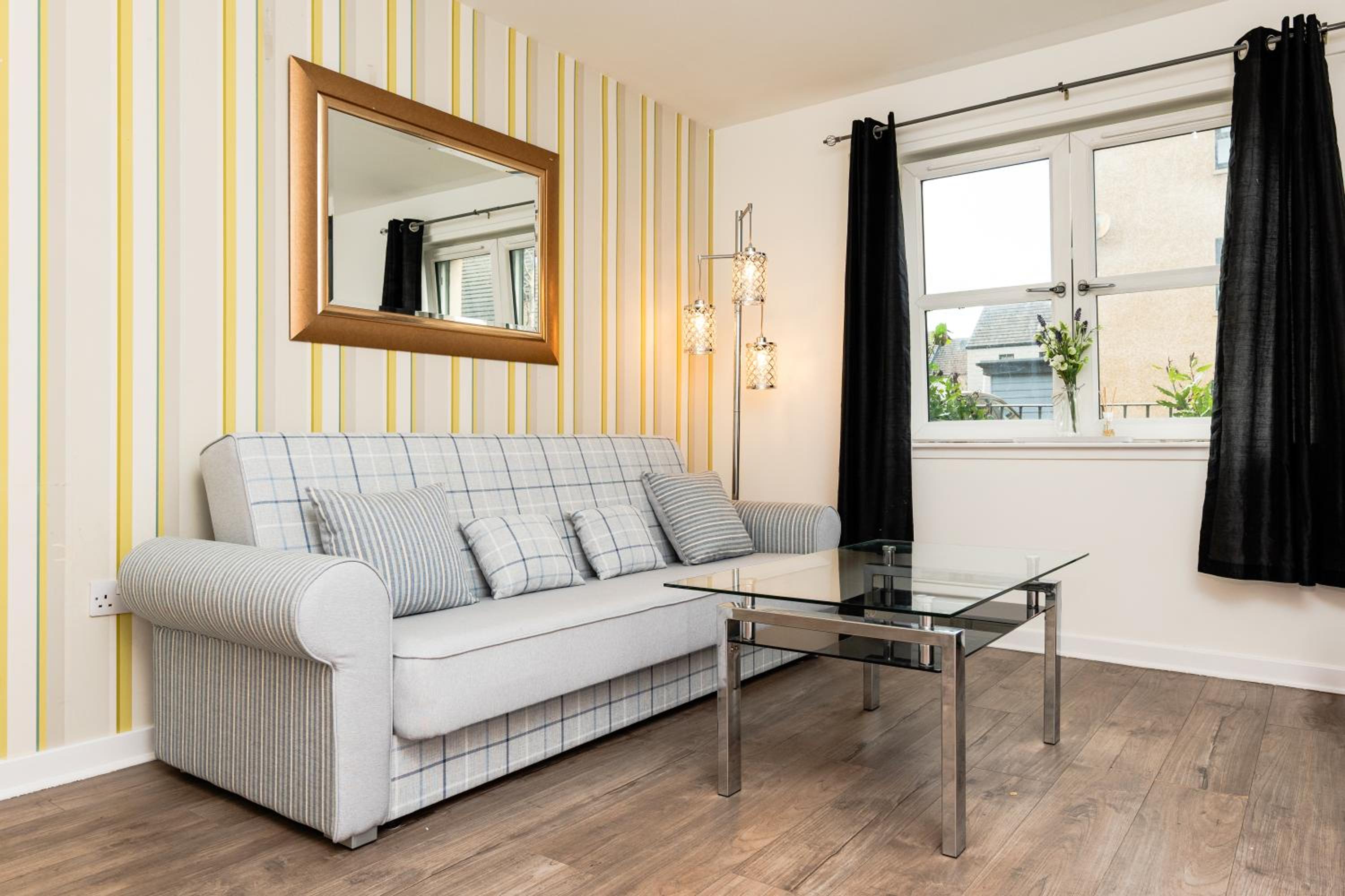 3 Bedroom House - Free Parking- by Holiday homes