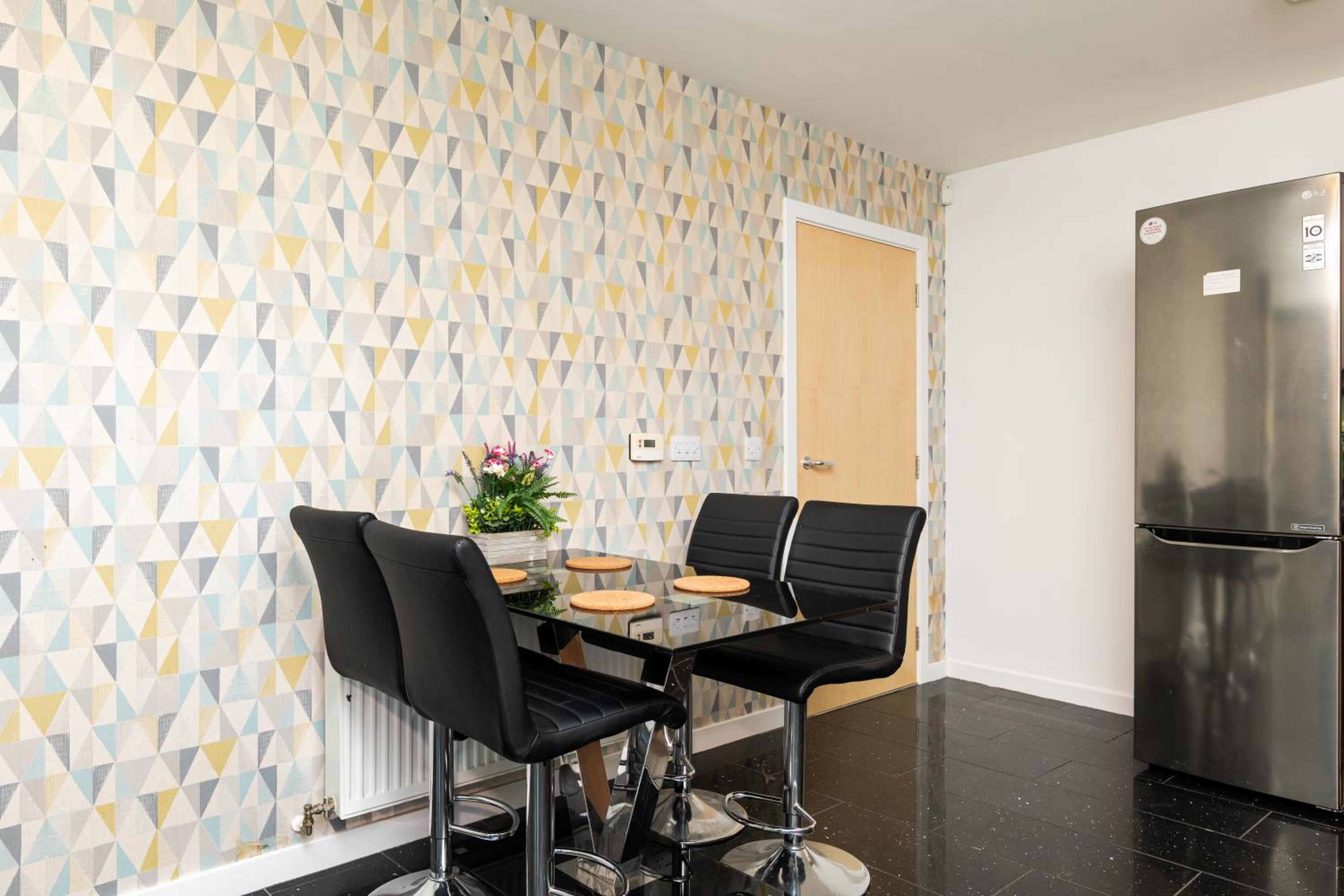 3 Bedroom House - Free Parking- by Holiday homes