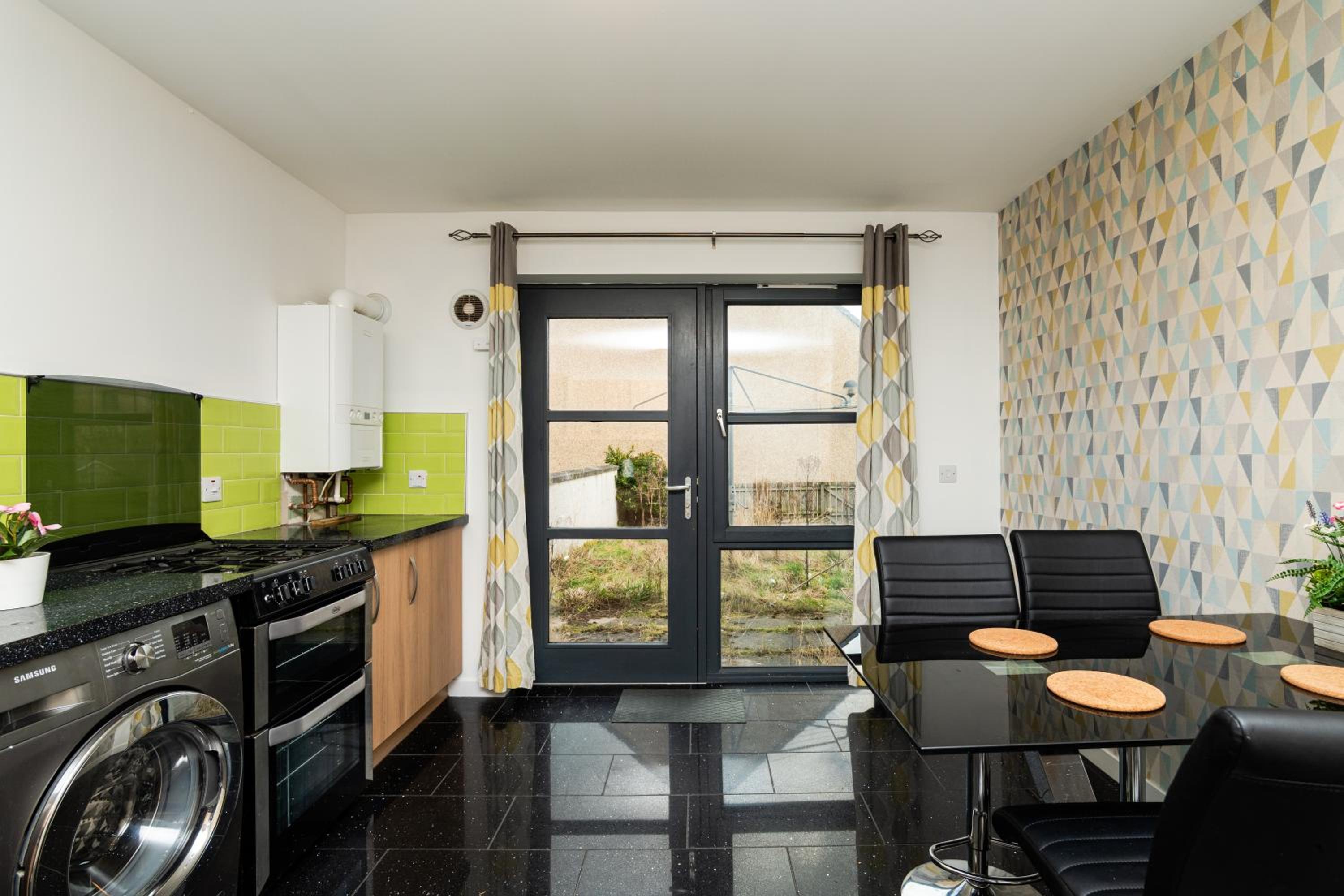 3 Bedroom House - Free Parking- by Holiday homes