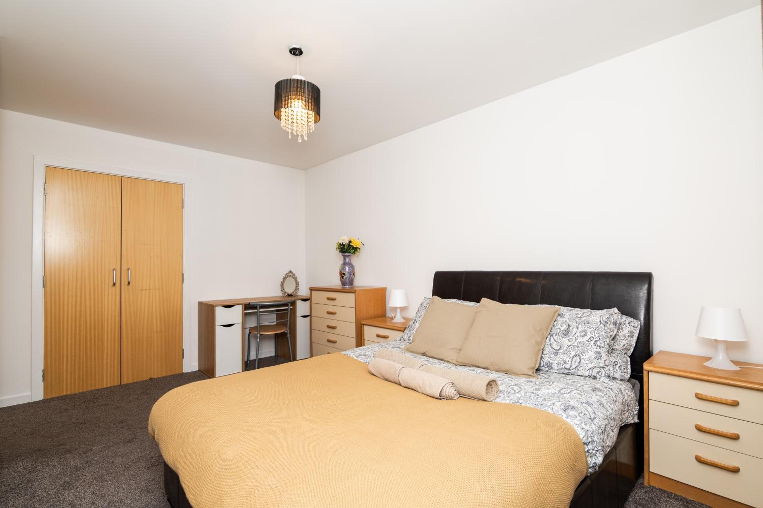 3 Bedroom House - Free Parking- by Holiday homes