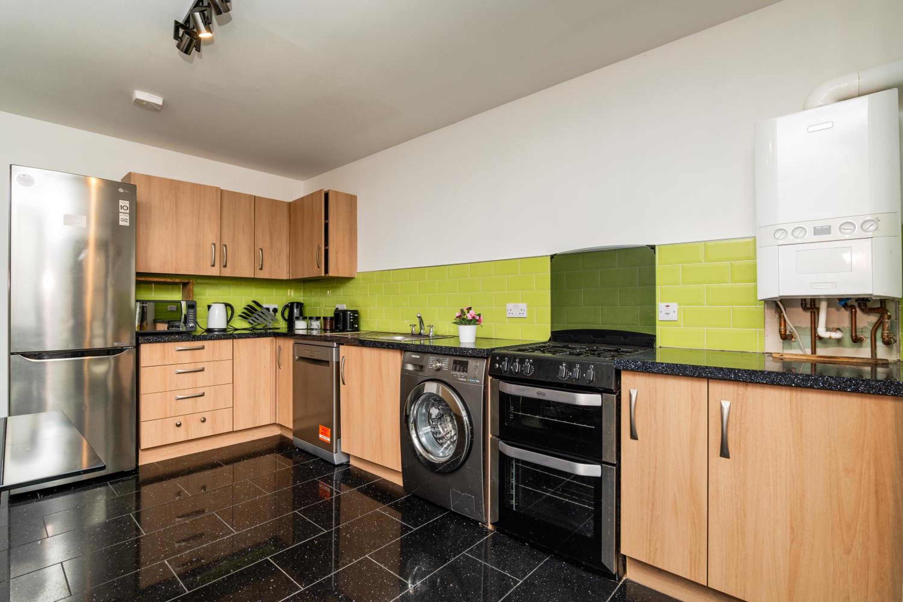 3 Bedroom House - Free Parking- by Holiday homes