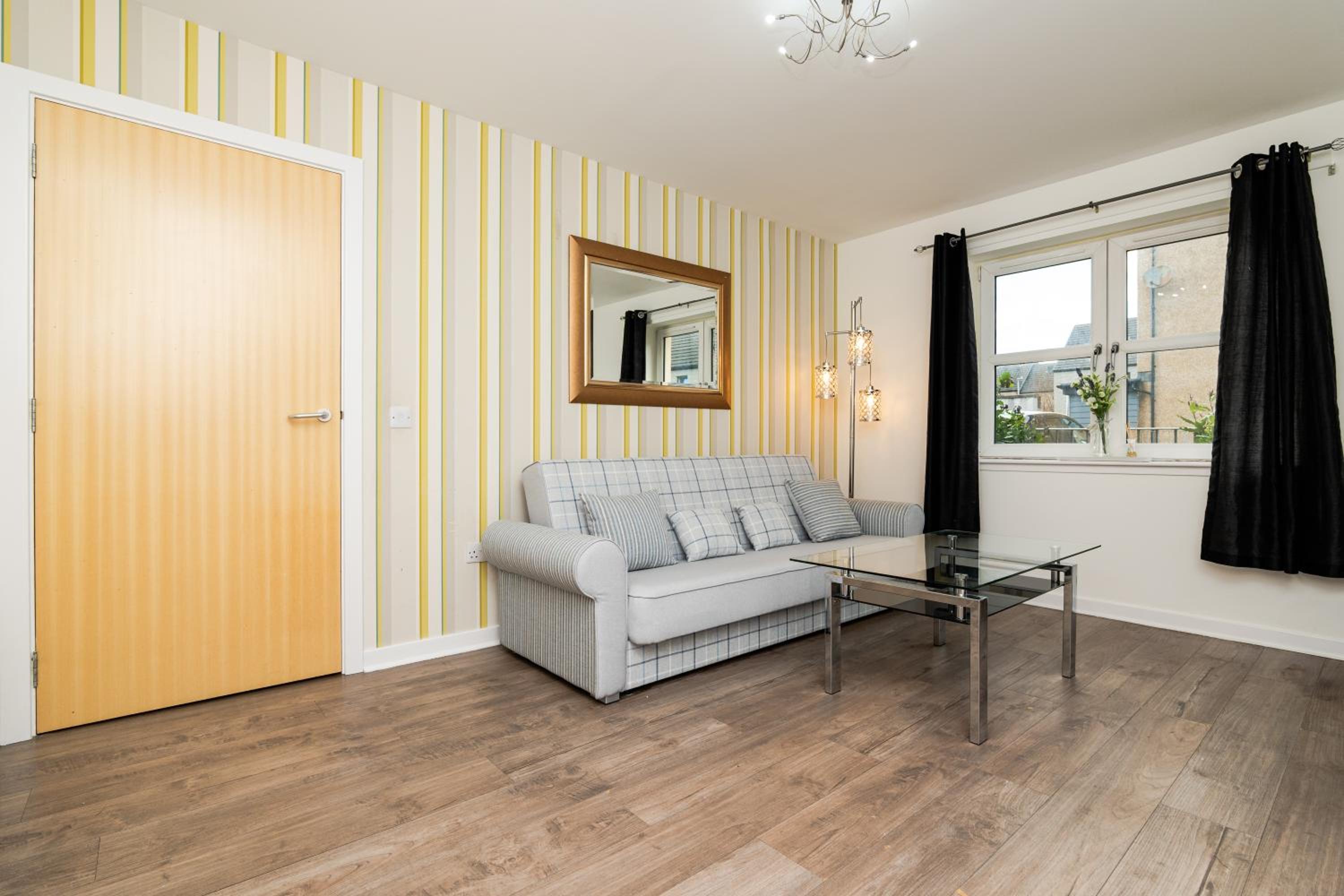 3 Bedroom House - Free Parking- by Holiday homes