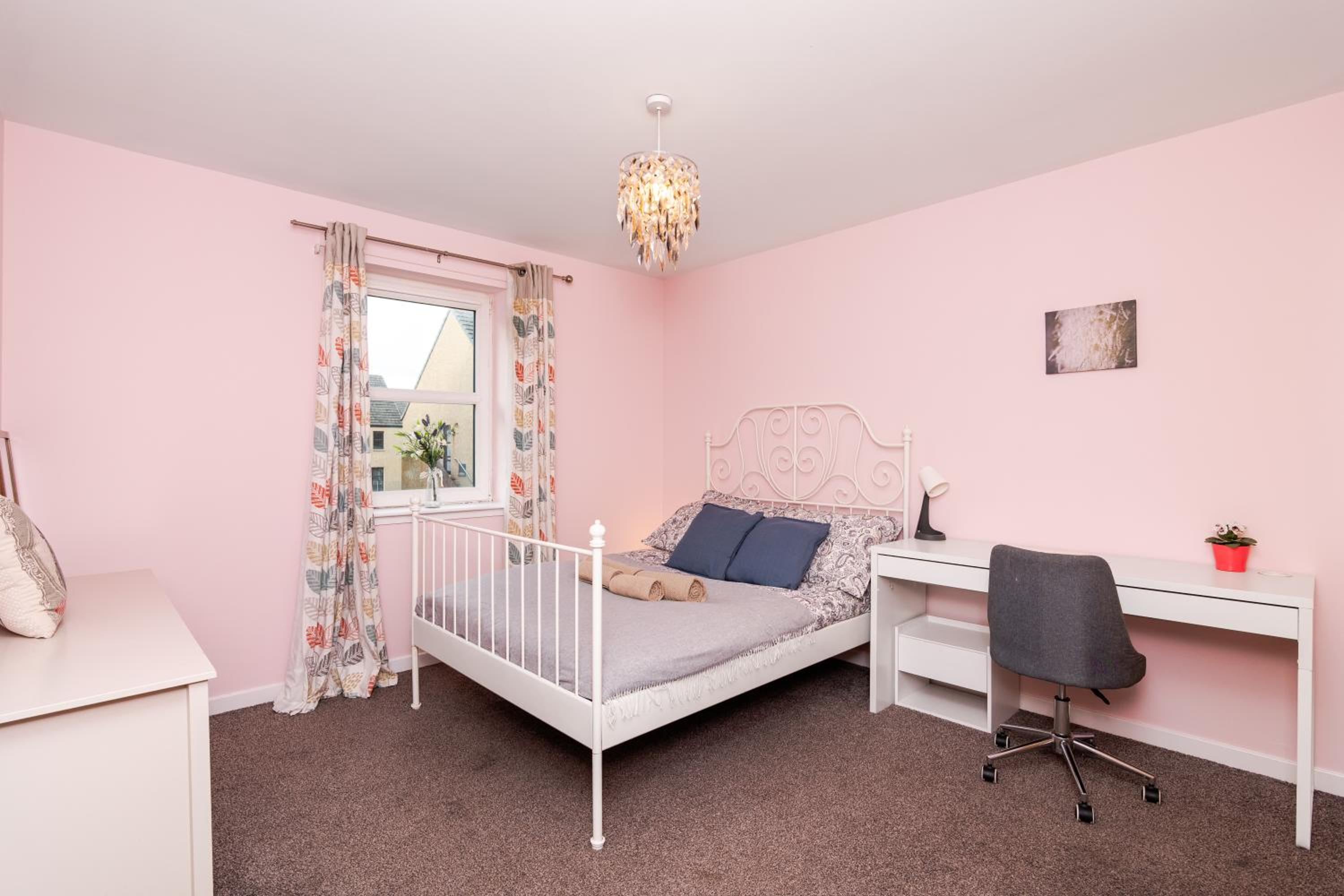 3 Bedroom House - Free Parking- by Holiday homes