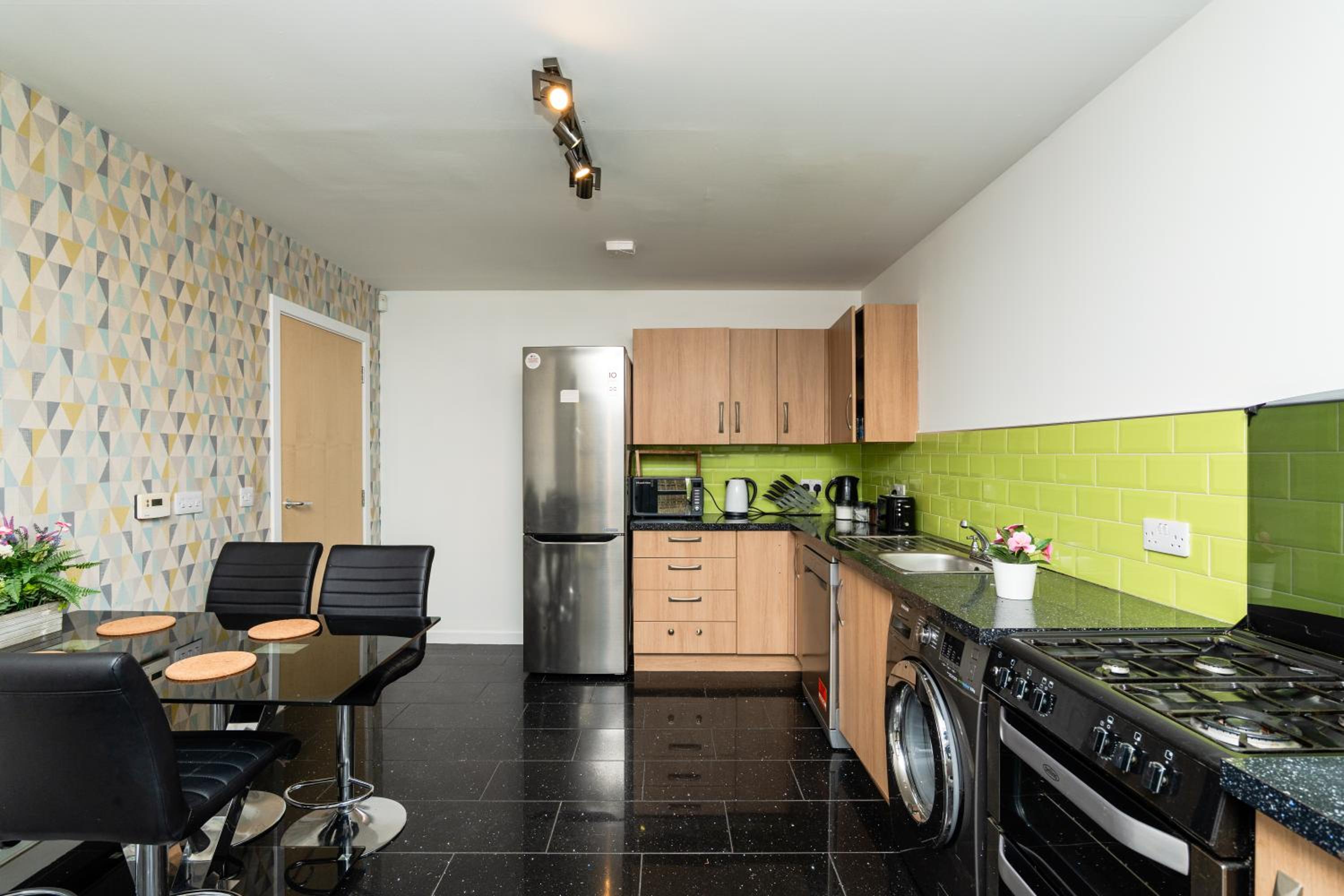 3 Bedroom House - Free Parking- by Holiday homes