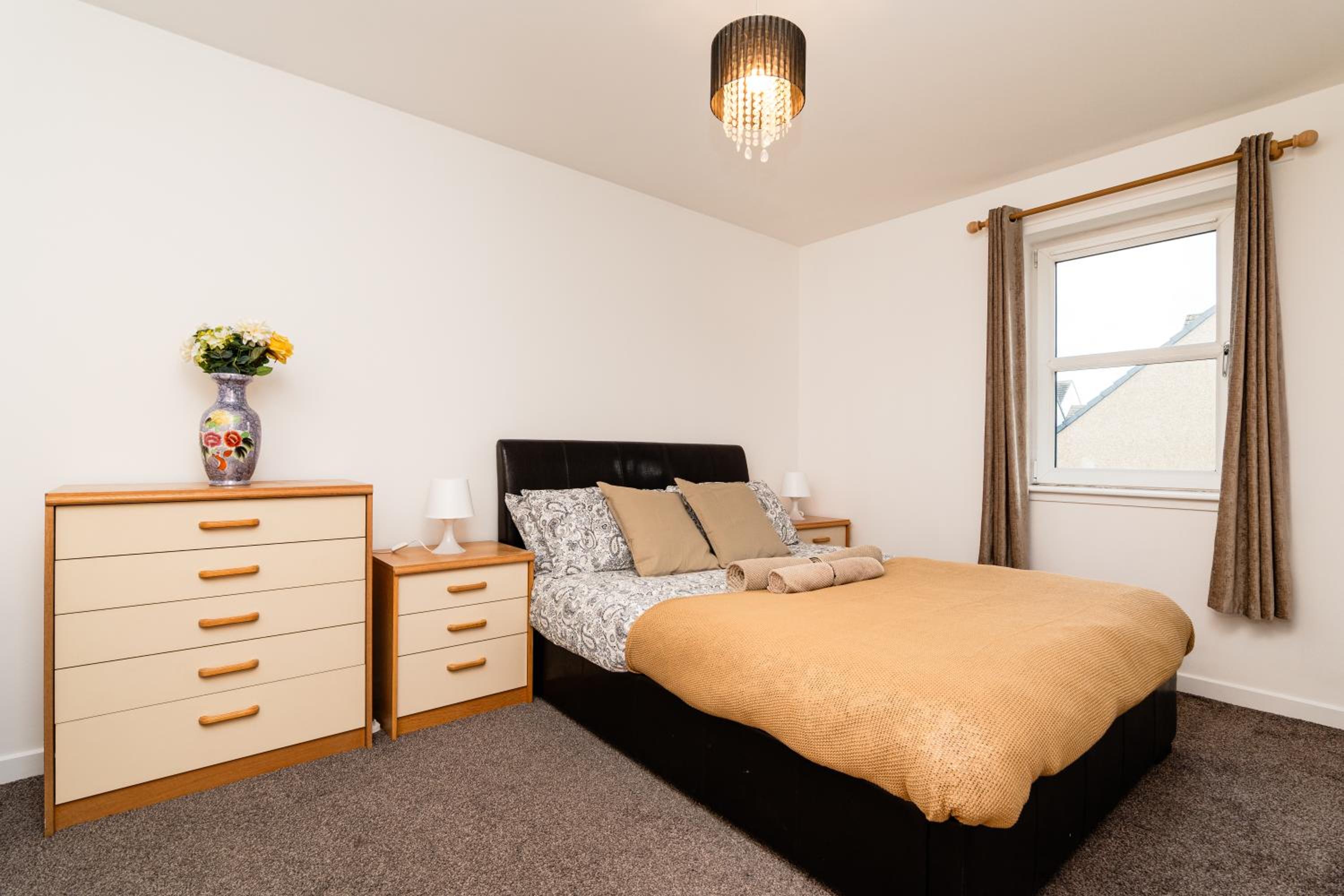 3 Bedroom House - Free Parking- by Holiday homes