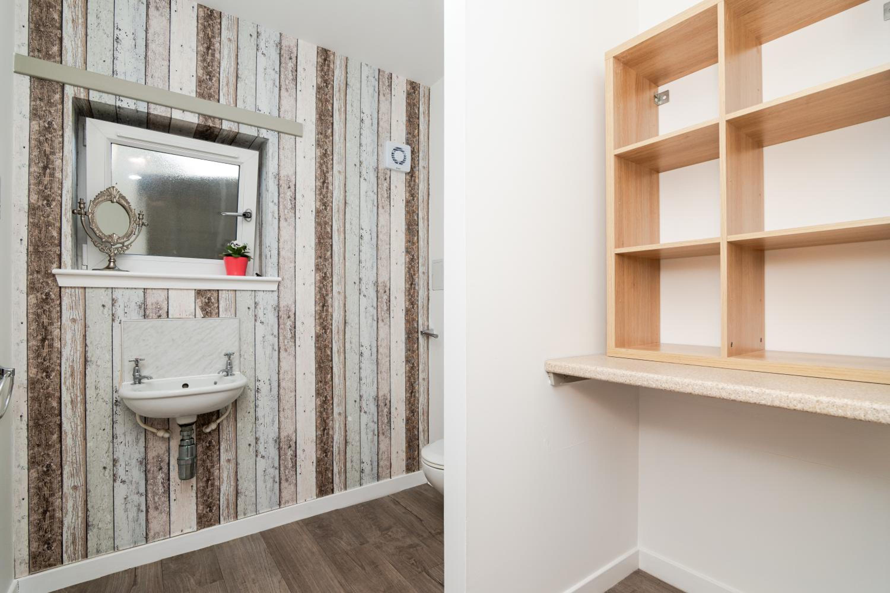 3 Bedroom House - Free Parking- by Holiday homes
