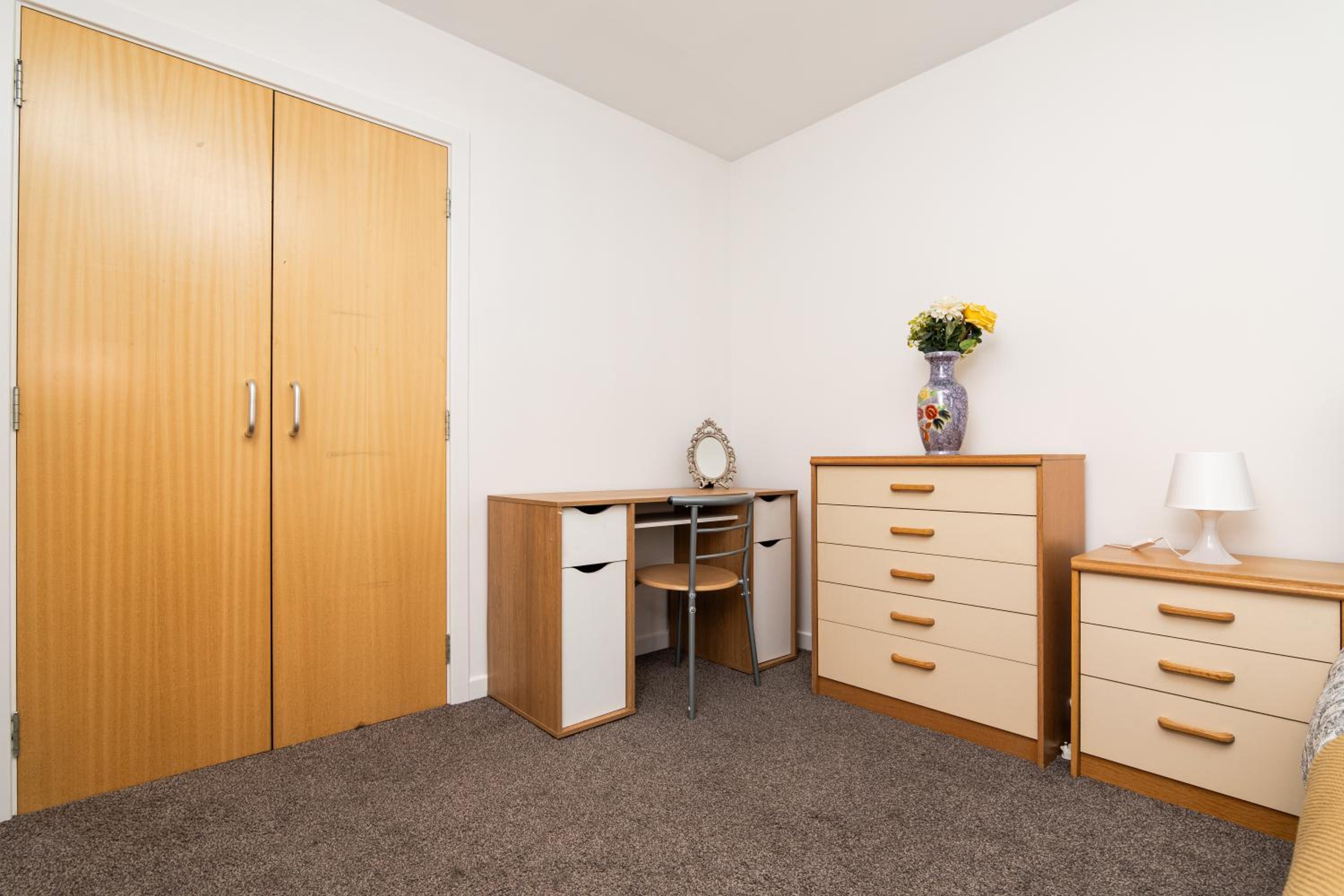 3 Bedroom House - Free Parking- by Holiday homes